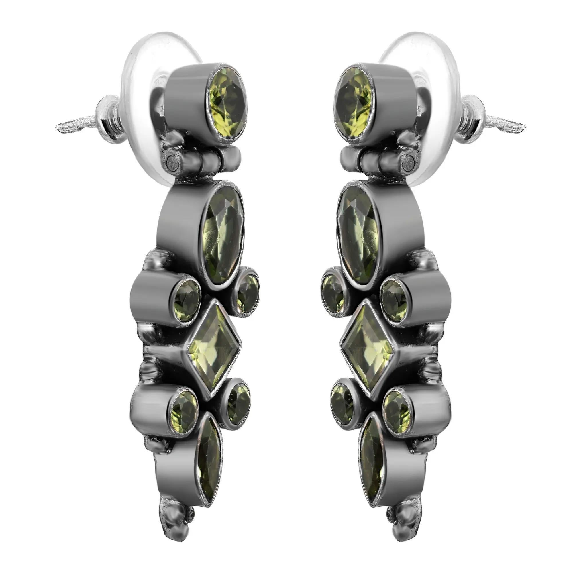 Le gemme scintillanti ondeggiano lungo questi splendidi orecchini a goccia da donna in argento sterling. Questi orecchini presentano gemme di peridoto dal taglio rotondo, quadrato, ovale e marquise tempestate di castoni. Lunghezza dell'orecchino: