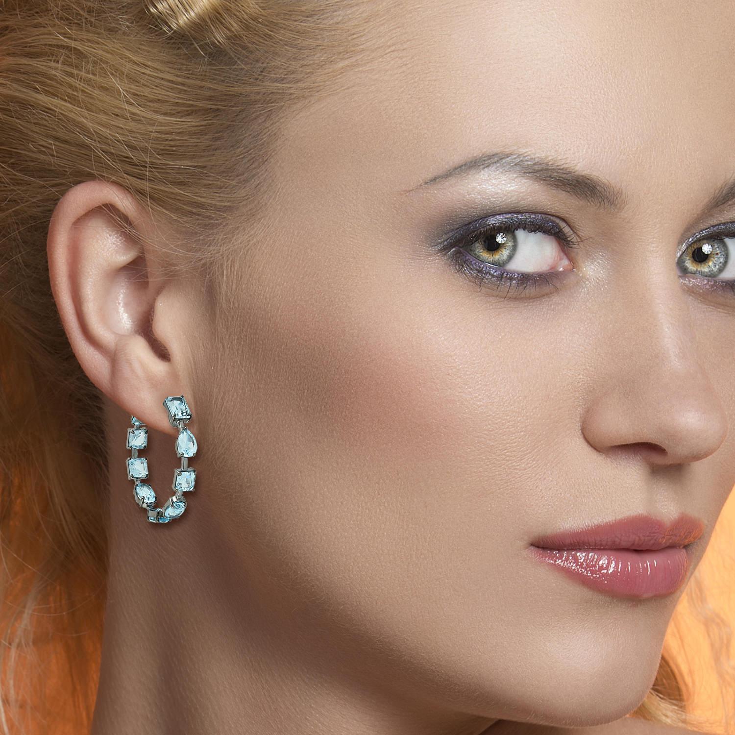 The Multi Shaped Blue Topaz Hoop Earrings are a stunning combination of modern design and vibrant color, crafted in elegant 18K white gold. 

18KT:7.948g, 
TOPAZ:16.36ct,