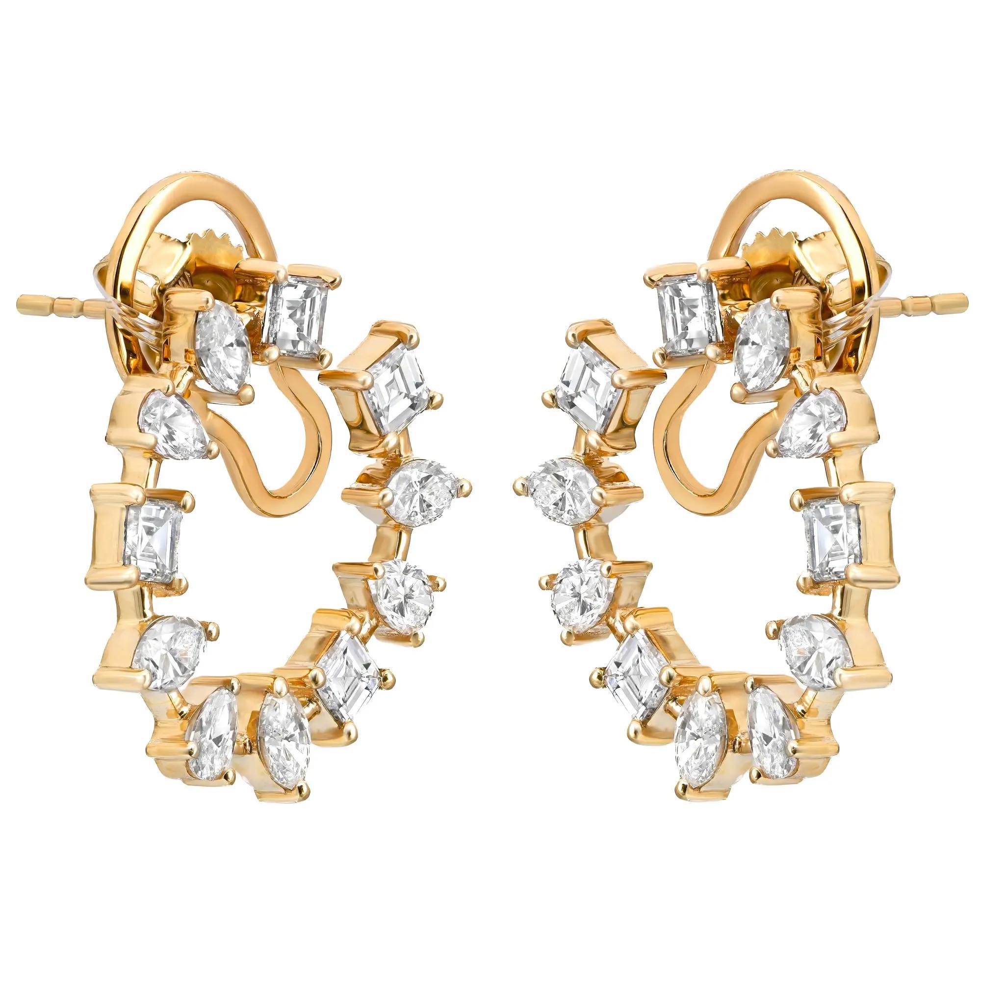 Découvrez l'allure de l'élégance intemporelle avec ces petites boucles d'oreilles multiformes en diamant. Ces boucles d'oreilles sont ornées de diamants taillés en marquise, en poire et en princesse, disposés en formation circulaire en serti clos,