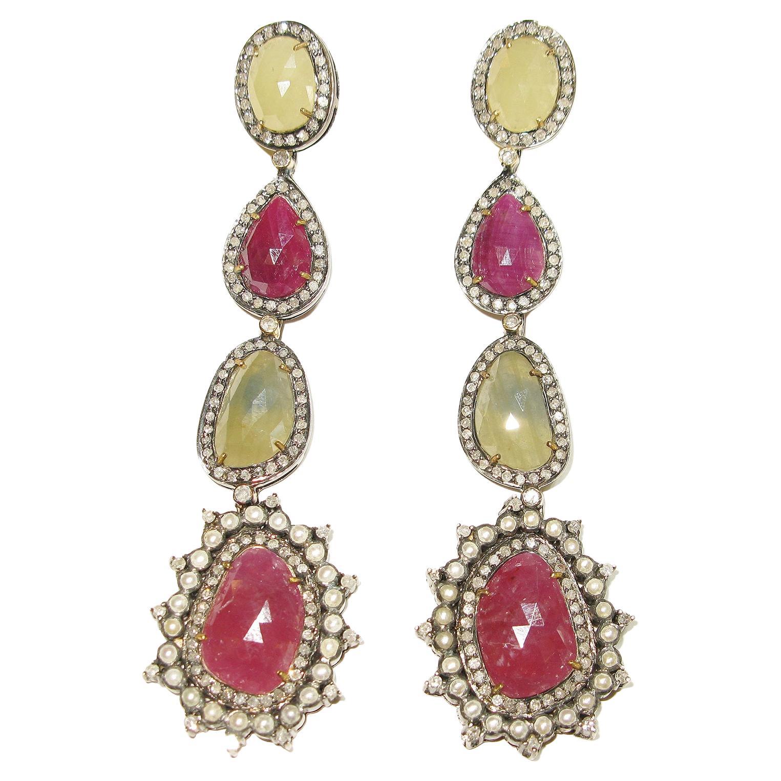 Boucles d'oreilles composées de pierres précieuses multiformes et de diamants pavés en or et argent 18 carats