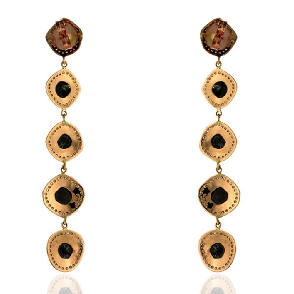 Artisan Boucles d'oreilles pendantes en or jaune 18k avec diamants bruts de forme organique en vente