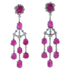 Boucles d'oreilles chandelier en or blanc 18k avec rubis multiformes et diamants