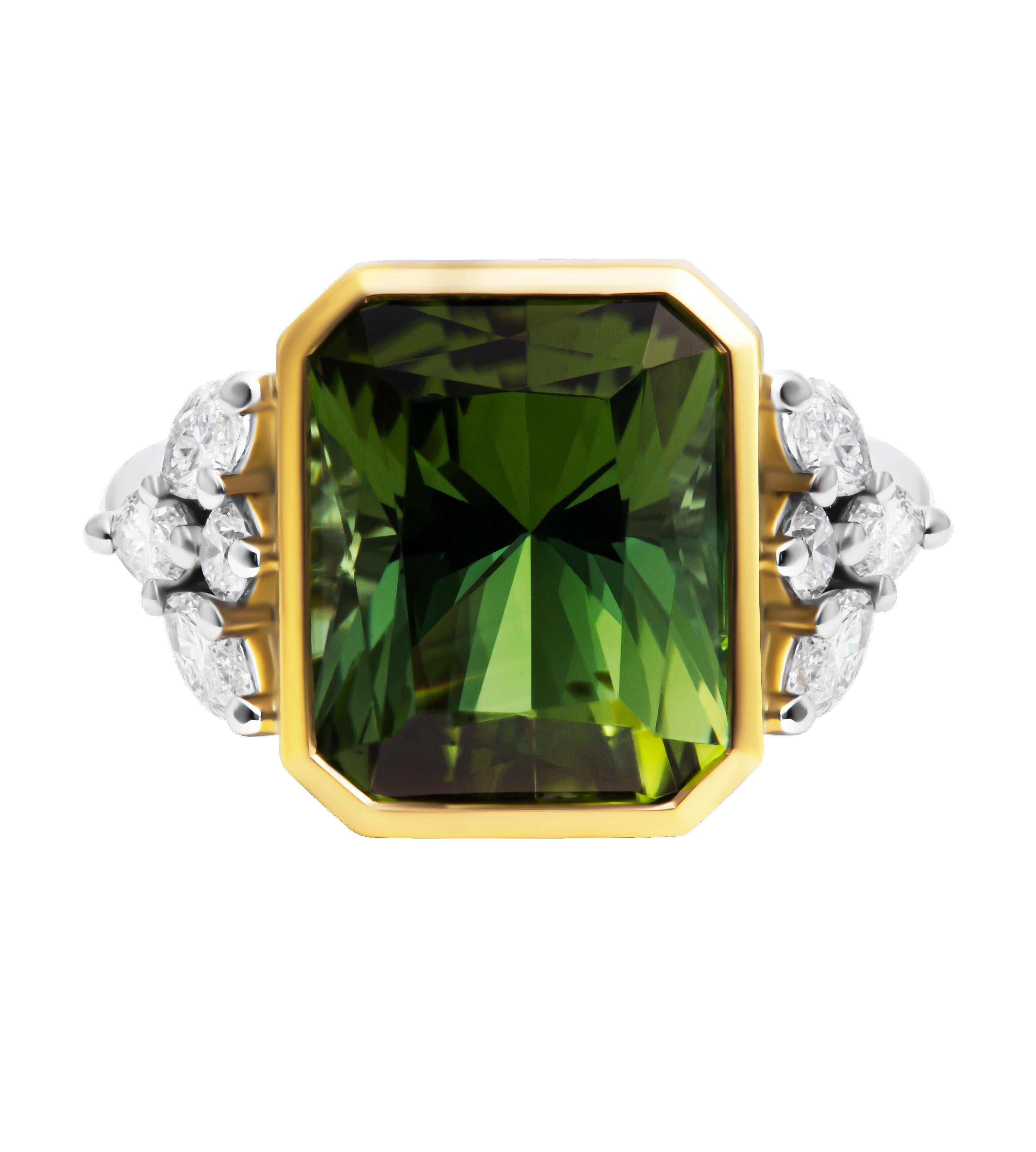 Bague multi-facettes avec tourmaline verte 6,81 carats
en platine et or jaune 18k
Pierre centrale : Tourmaline verte 6.81CT
Les pierres latérales sont : 6 Marquises et  2  pierres latérales rondes totalisant 0,88ct
Taille 6