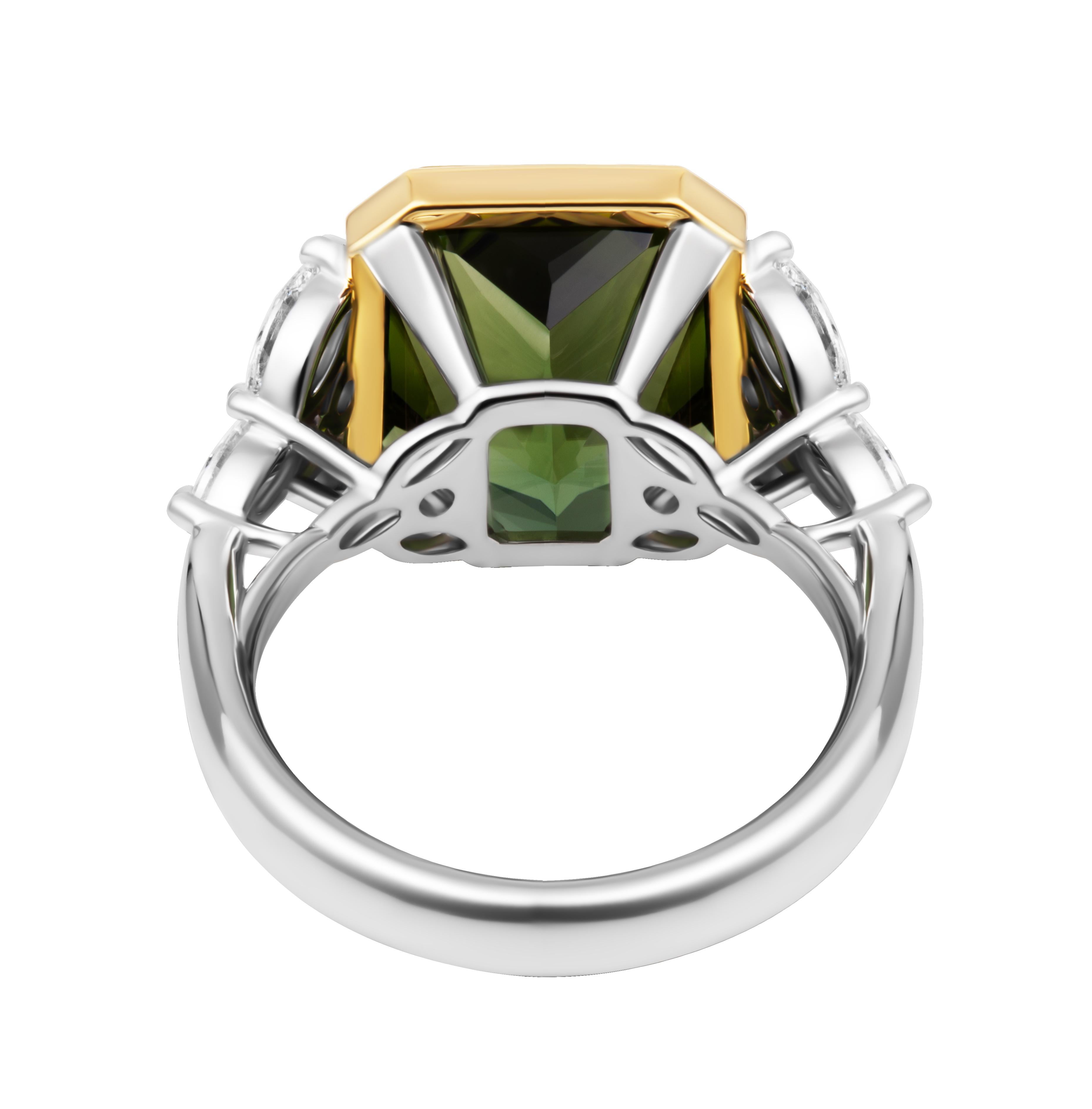 Moderne Bague multi-facettes avec tourmaline verte 6,81 carats en vente