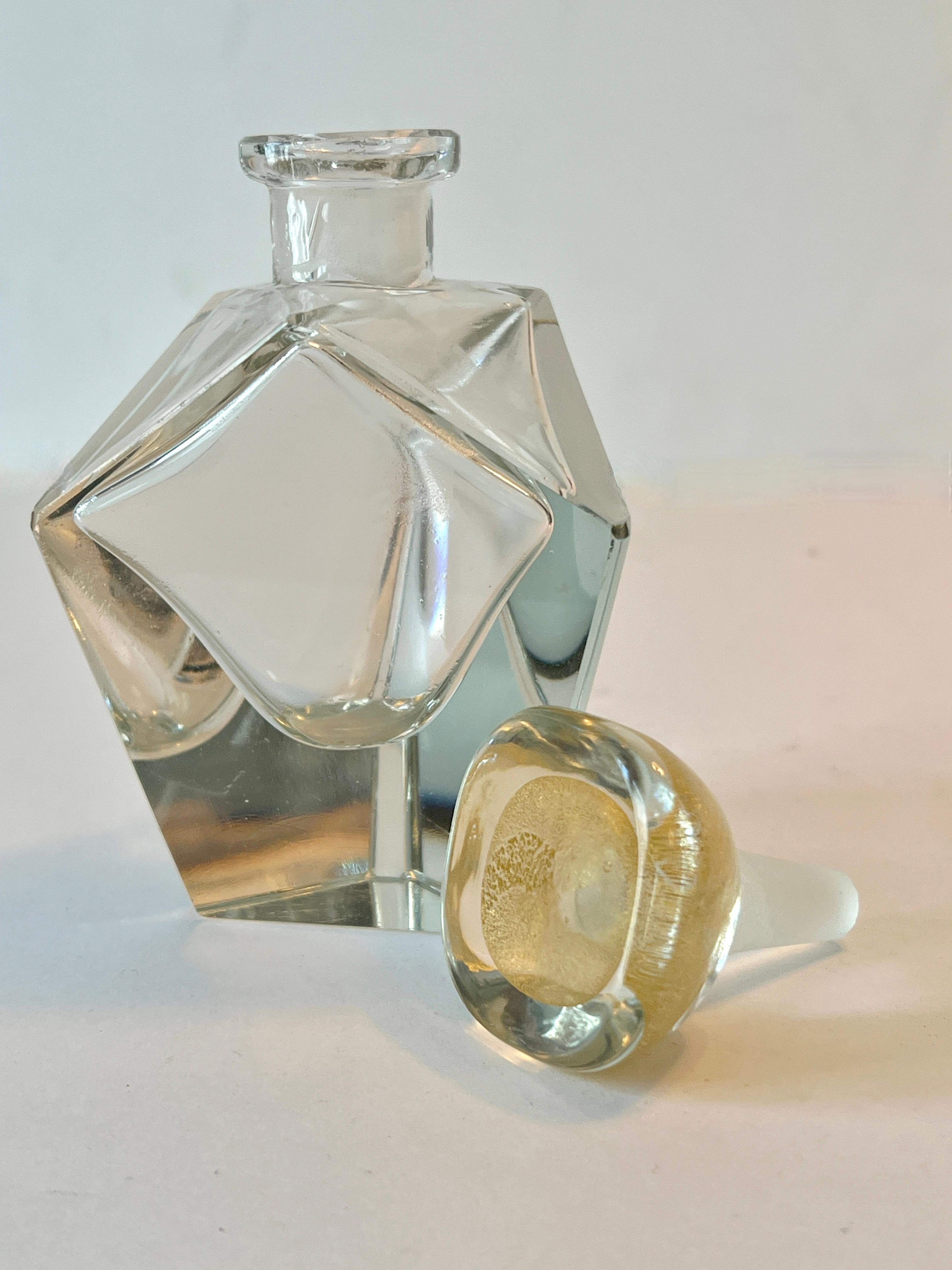 Multi Sided Crystal Perfume Bottle with Gold Leaf Speck Stopper In Good Condition For Sale In Los Angeles, CA