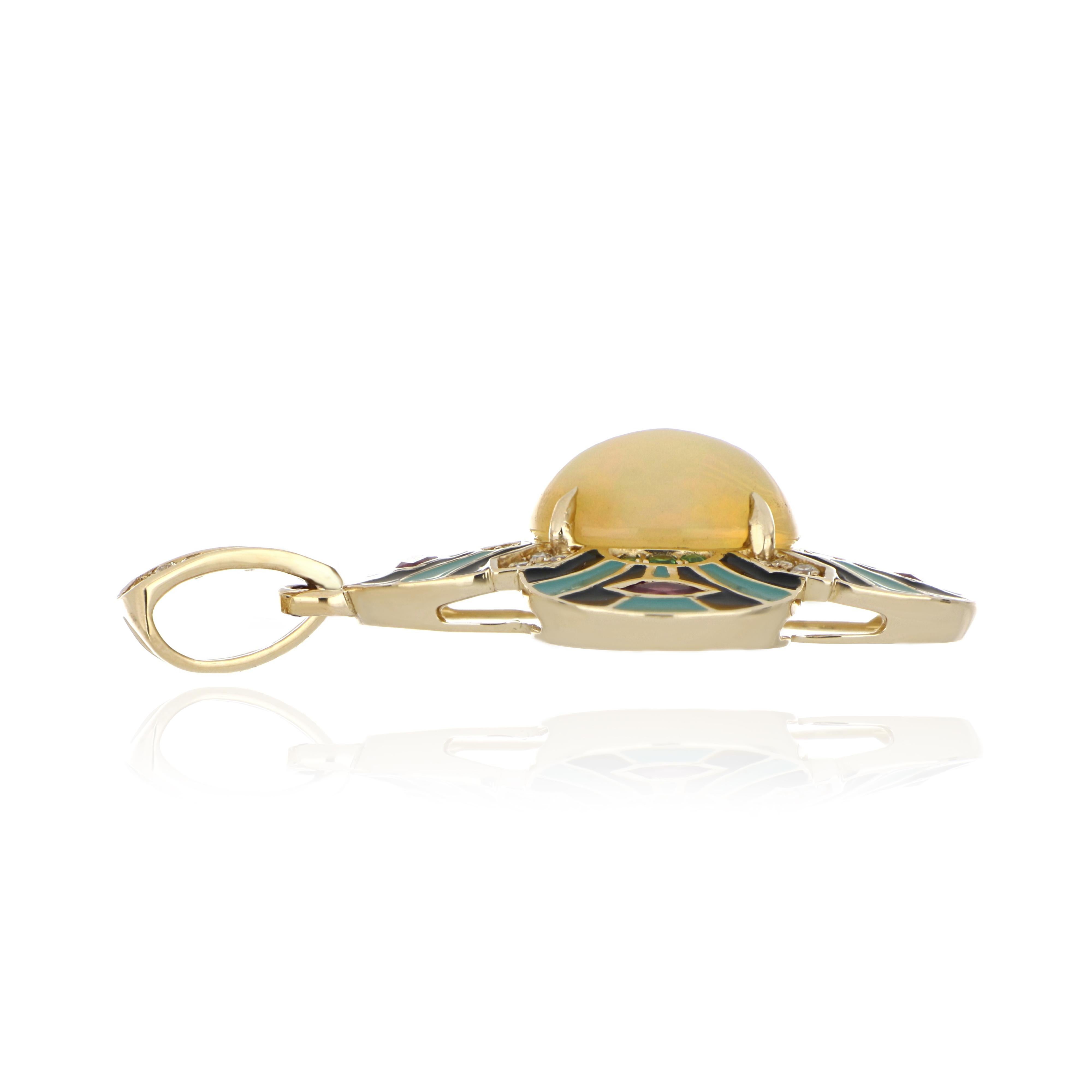 Taille ovale Pendentif en émail serti de pierres et de diamants en or jaune 14 carats en vente