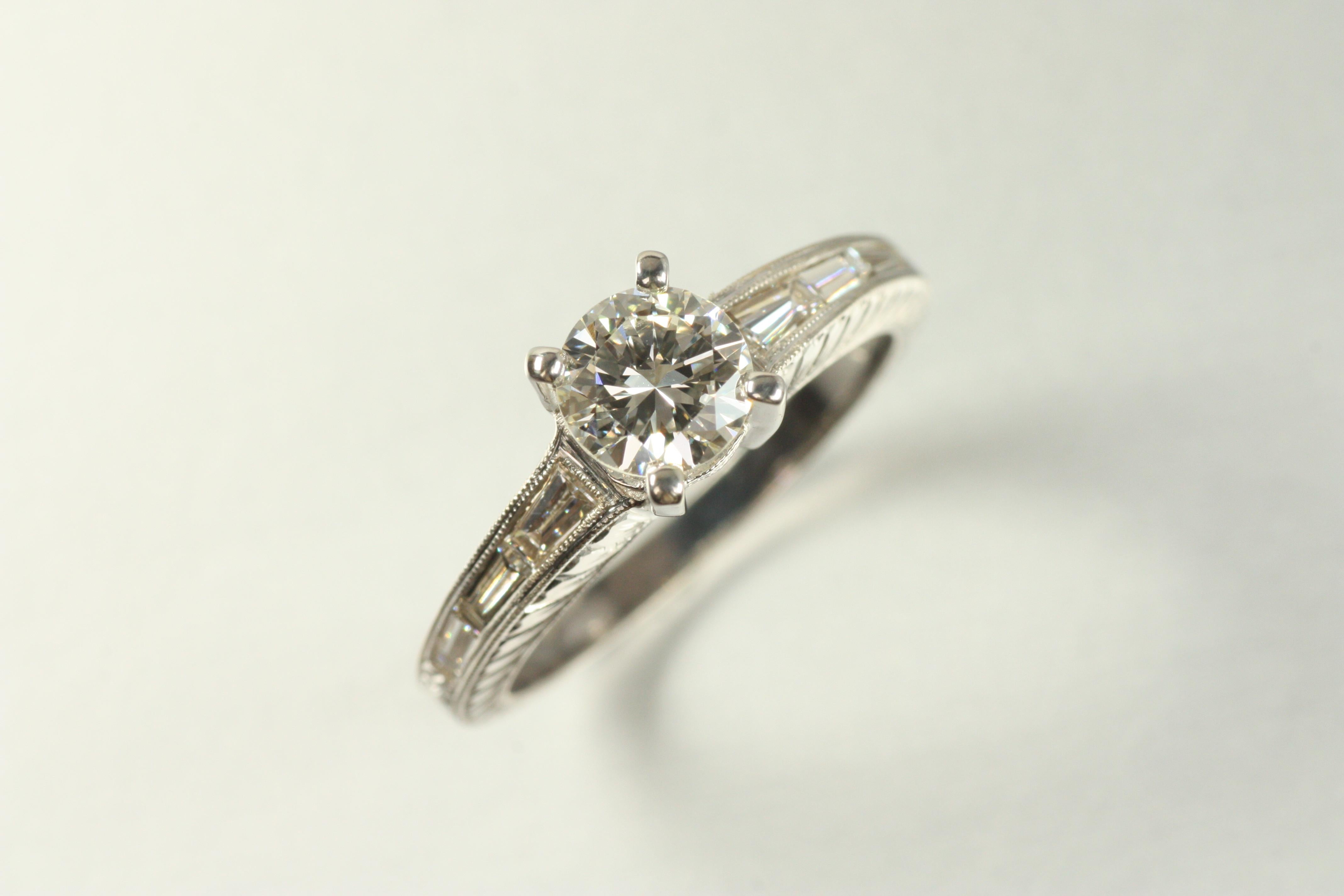 Mehrsteiniger Verlobungsring - 1,04ct runde & Baguette Diamanten 18K (Moderne) im Angebot