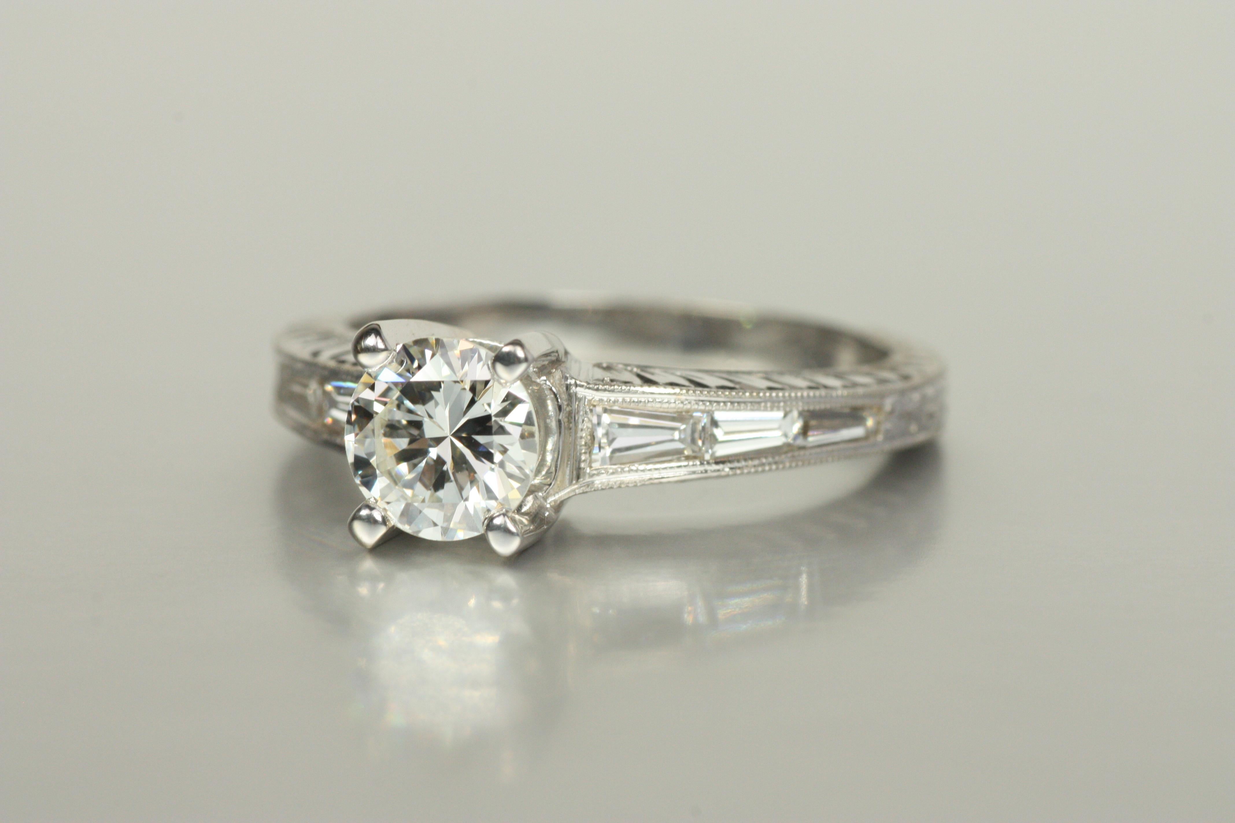 Mehrsteiniger Verlobungsring - 1,04ct runde & Baguette Diamanten 18K (Rundschliff) im Angebot