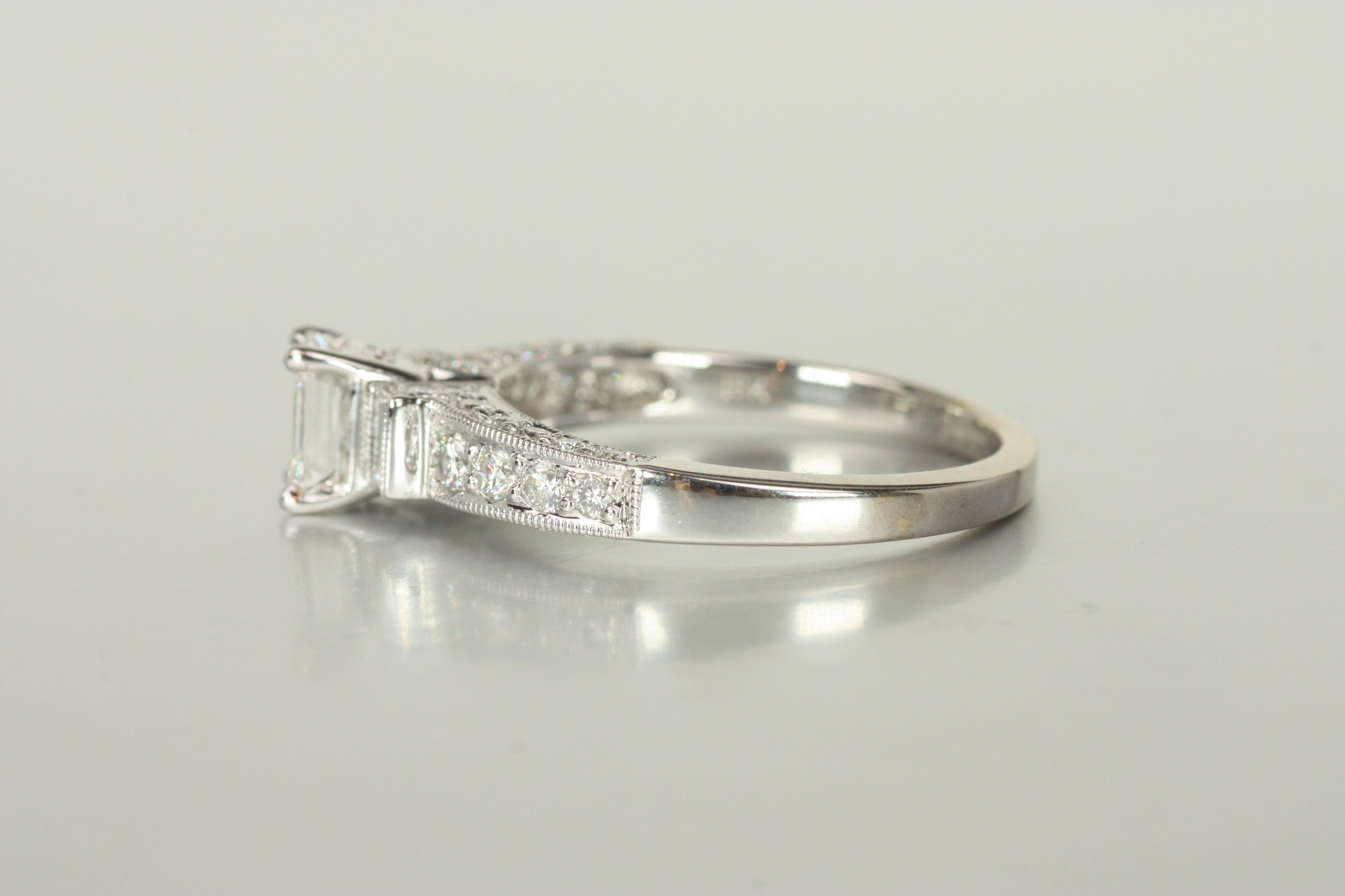 Anello di fidanzamento con più pietre - 1,08 smeraldo, baguette e diamanti rotondi in platino In condizioni ottime in vendita a Santa Monica, CA