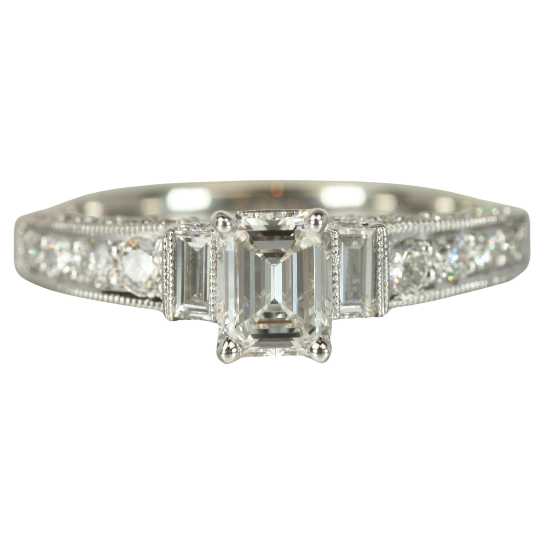 Verlobungsring mit mehreren Steinen - 1,08ct Smaragd, Baguette, runde Diamanten Platin