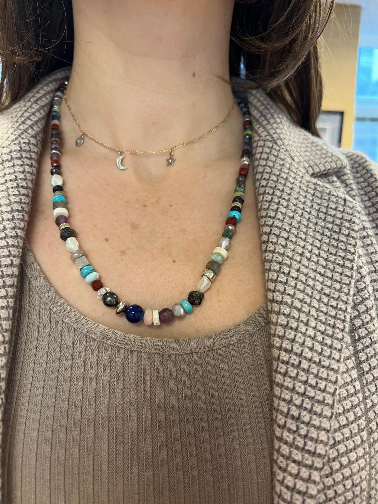 Questa affascinante collana di 23,5