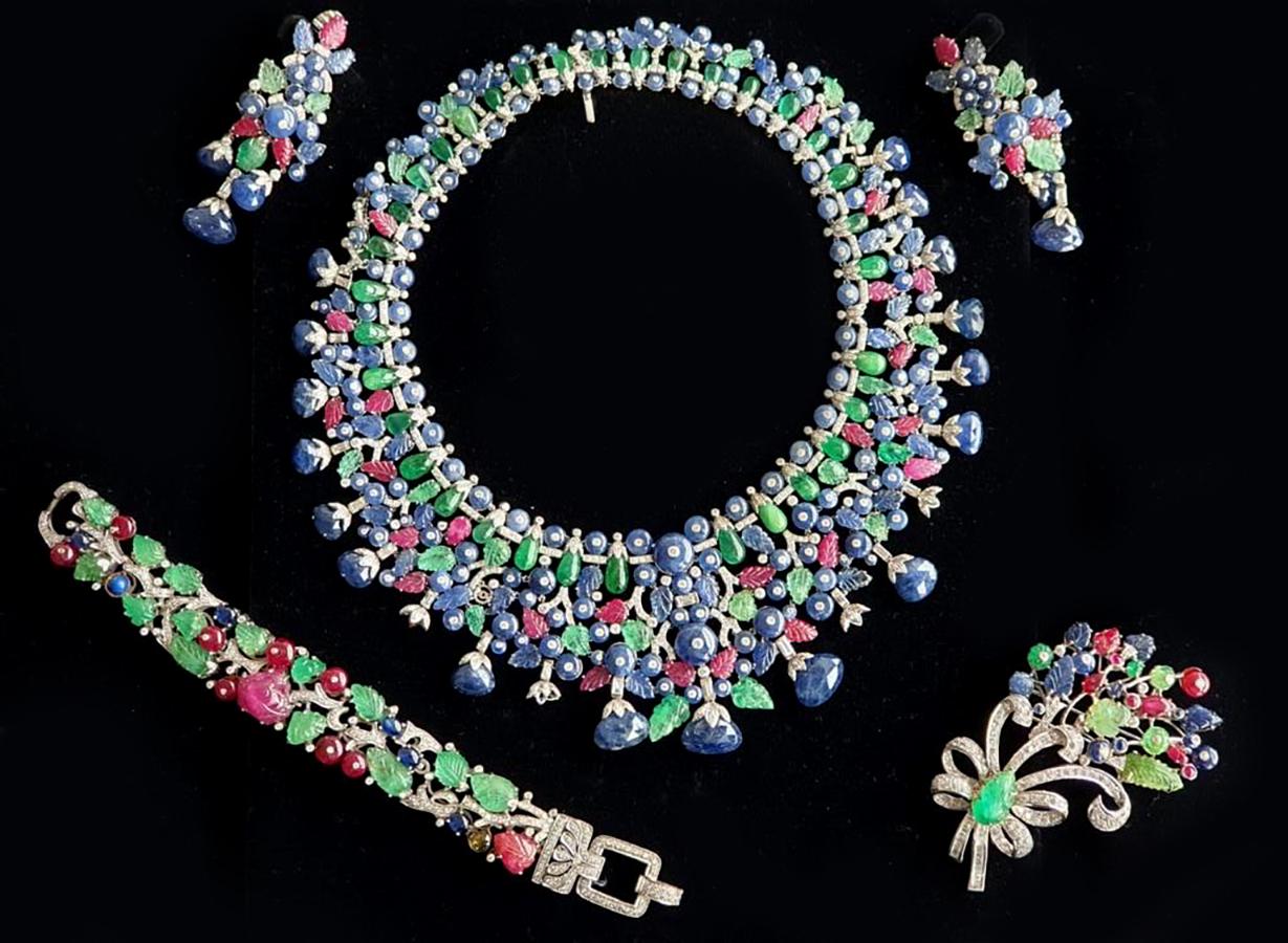 Goshwara Multi-Stone Necklace, Bracelet, Earring and And Diamond Brooch In Fair Condition For Sale In New York, NY
