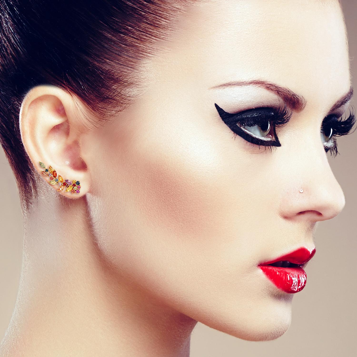 Questi ear climbers sono realizzati a mano in oro a 18 carati e impreziositi da 2,59 carati di zaffiri multipli. Sfoggia uno stile unico spazzando i capelli all'indietro.

SEGUI  Visita la vetrina di Meghna Jewels per vedere l'ultima collezione e i