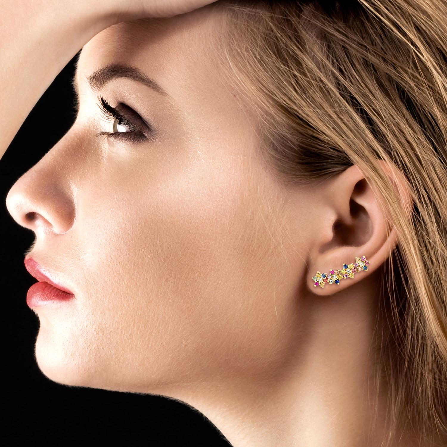 Diese Blumenohrstecker sind aus 18-karätigem Gold handgefertigt und mit 0,94 Karat Multisaphiren und 0,12 Karat schimmernden Diamanten verziert. Zeigen Sie ihren einzigartigen Stil, indem Sie Ihr Haar nach hinten schwingen.

FOLGEN  MEGHNA JEWELS
