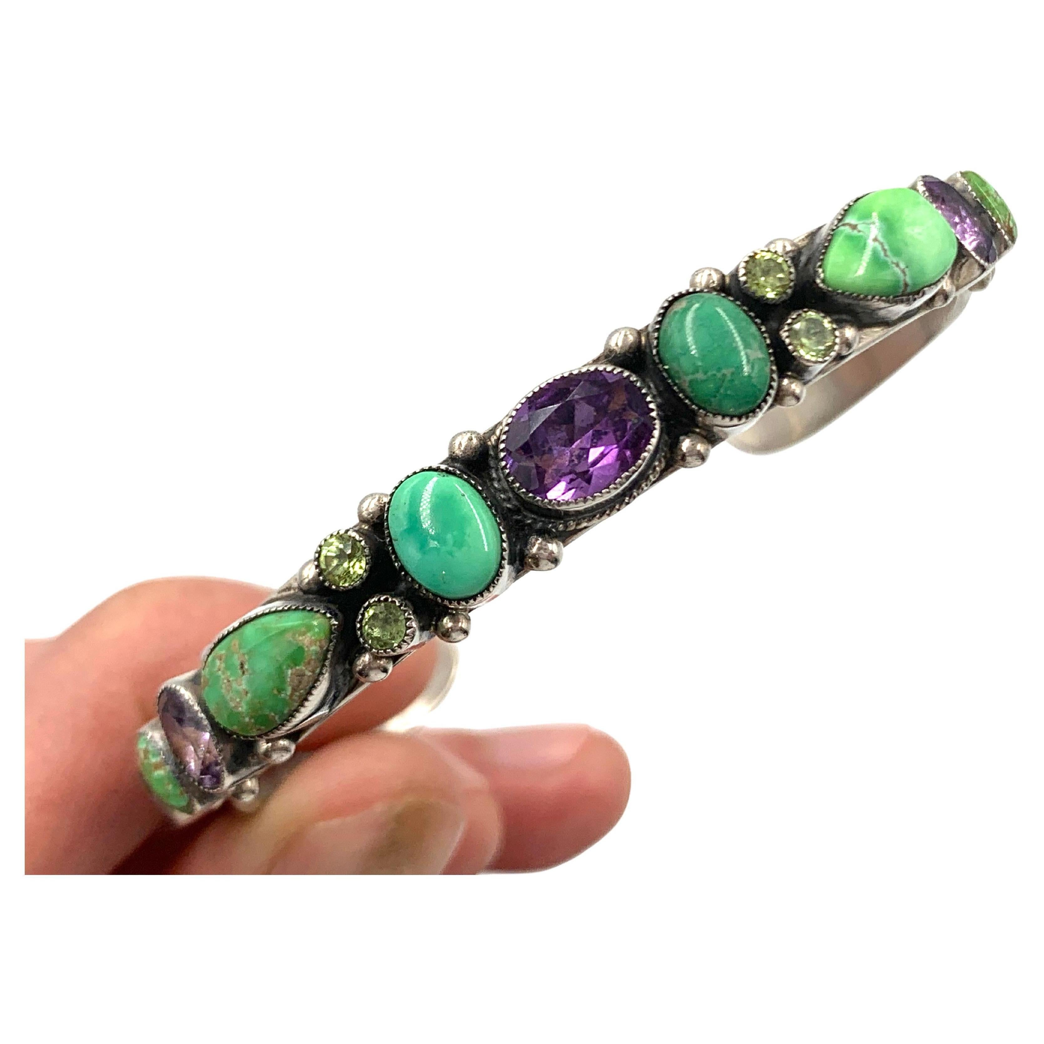 Pulsera multipiedra del orfebre de Arizona Leo Feeney. La pulsera apilable de 1/4