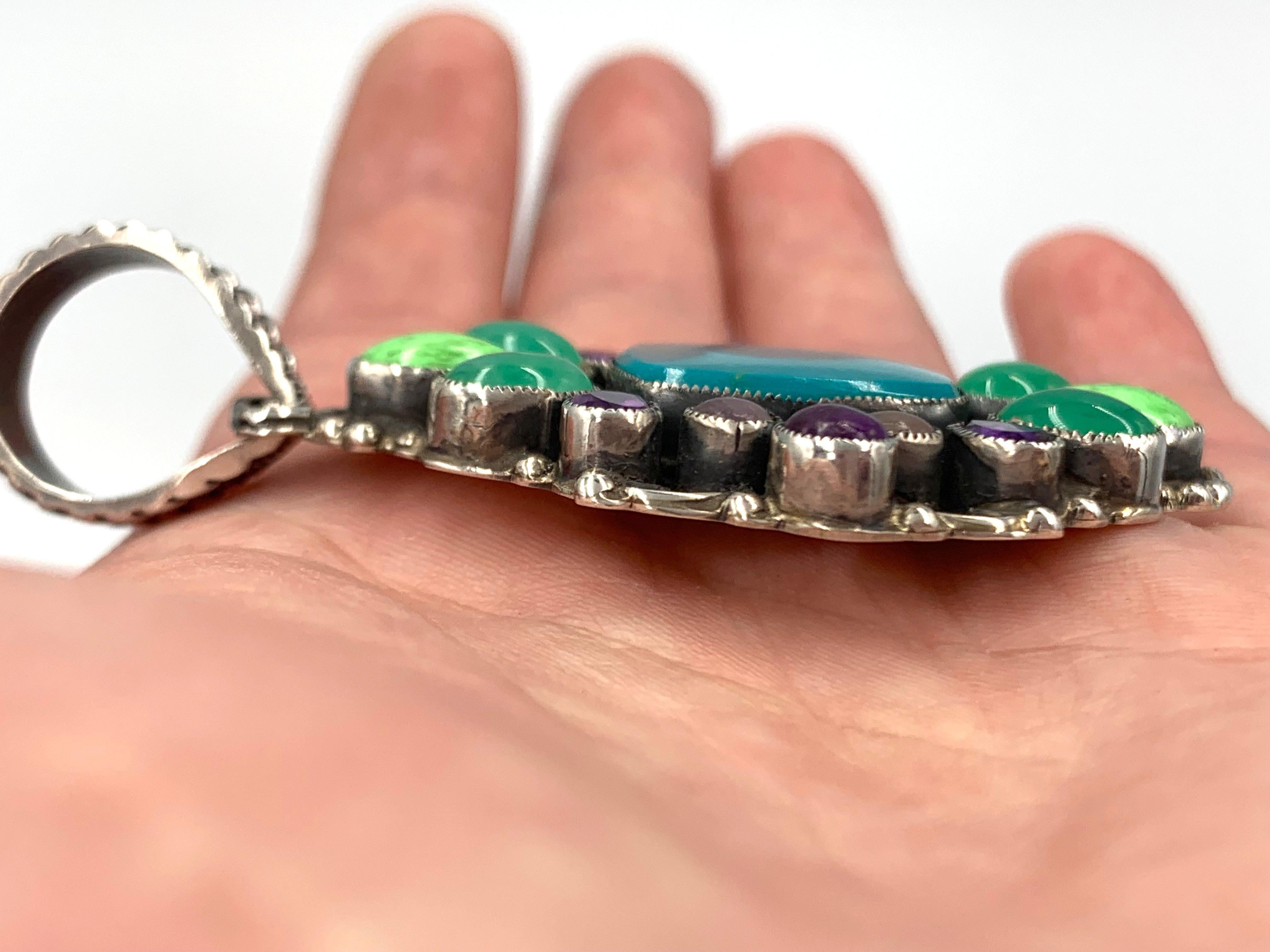 Femenino o masculino Colgante de plata con varias piedras de Leo Feeney en venta
