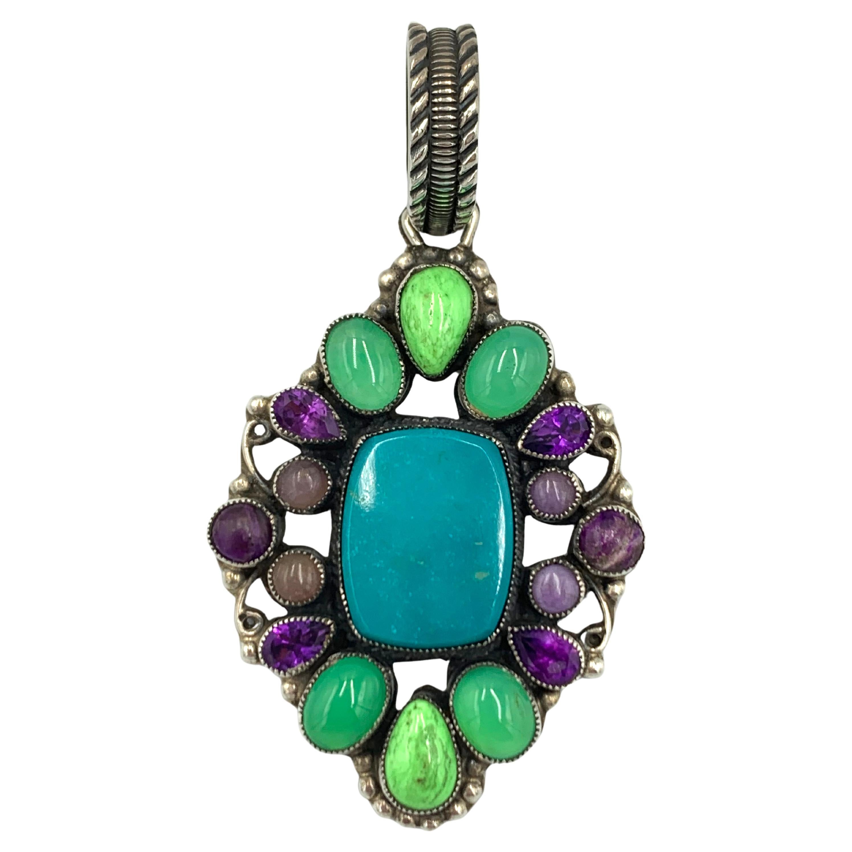 Colgante de turquesa de plata de ley con piedras de acento de jade, gaspéita, amatista y charoita. El colgante de 1-3/8