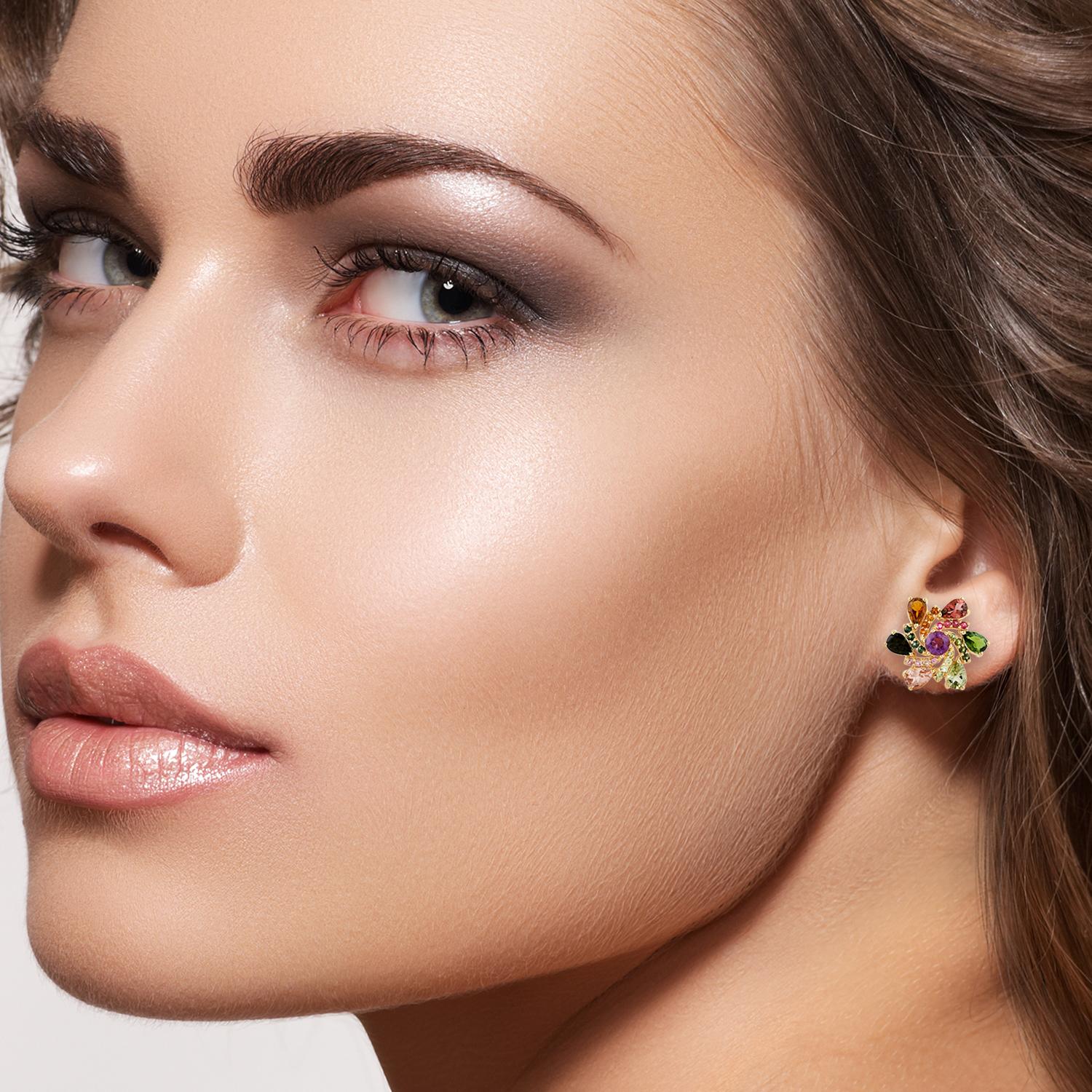 Fabriquées en or 18 carats, ces superbes boucles d'oreilles sont serties à la main de plusieurs pierres précieuses de 1,14 carat (tourmaline, améthyste et péridot).

SUIVRE  La vitrine de MEGHNA JEWELS pour découvrir la dernière collection et les