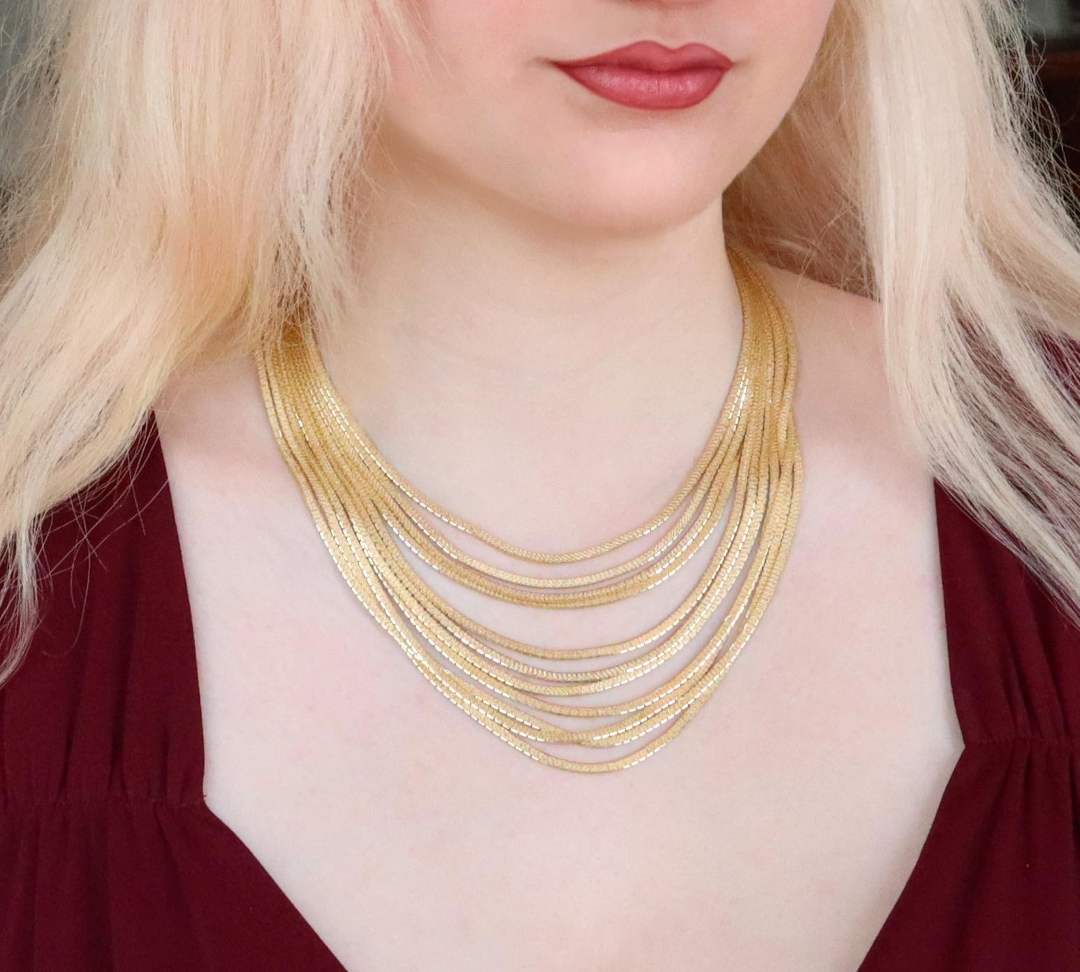 Mehrreihige Halskette aus 18 Karat Gelbgold mit Scharnier aus 11 Satin-Drahten Damen im Angebot