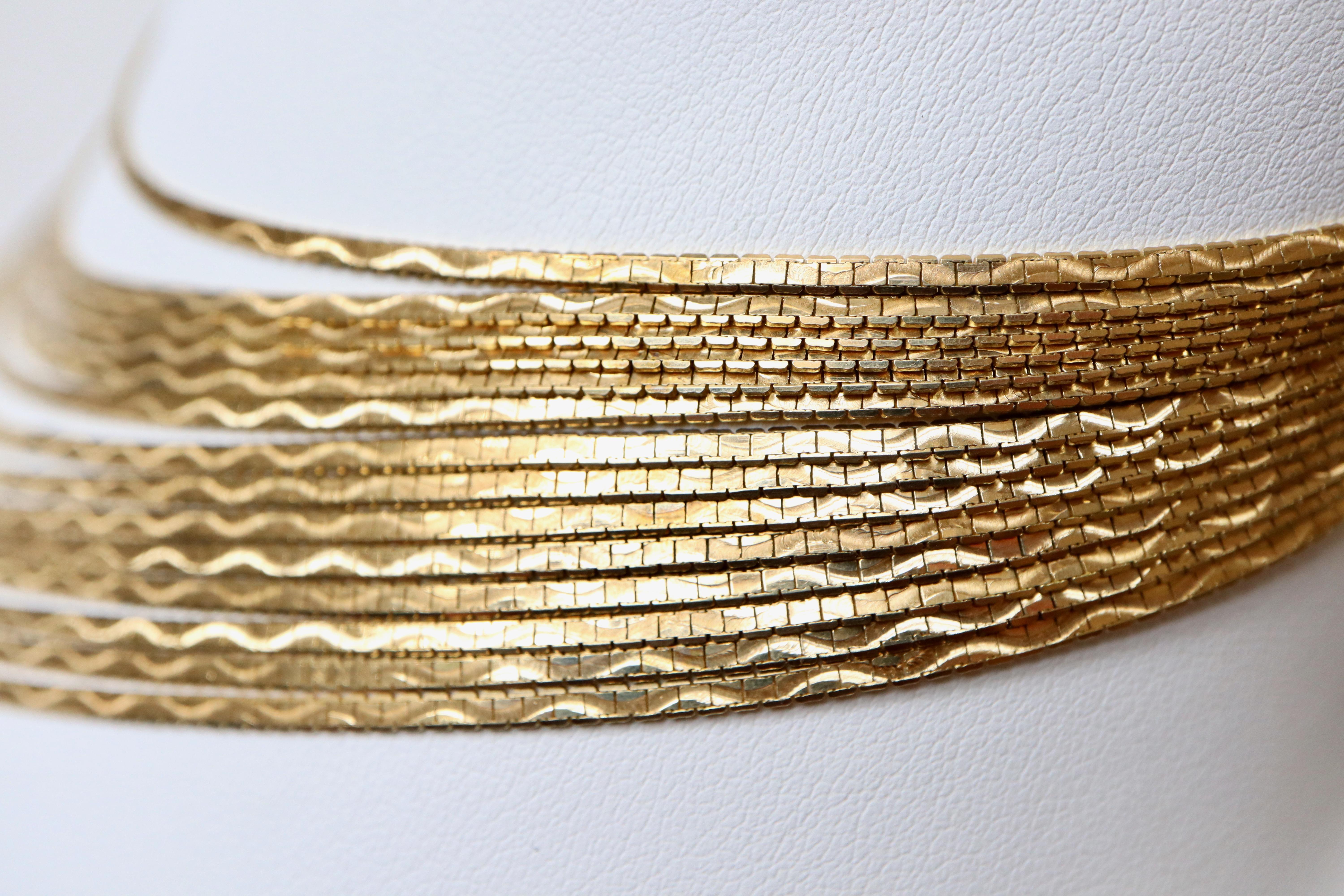 Mehrreihige Halskette aus 18 Karat Gelbgold, bestehend aus 14 Scharnierdrähten aus Satin Damen im Angebot