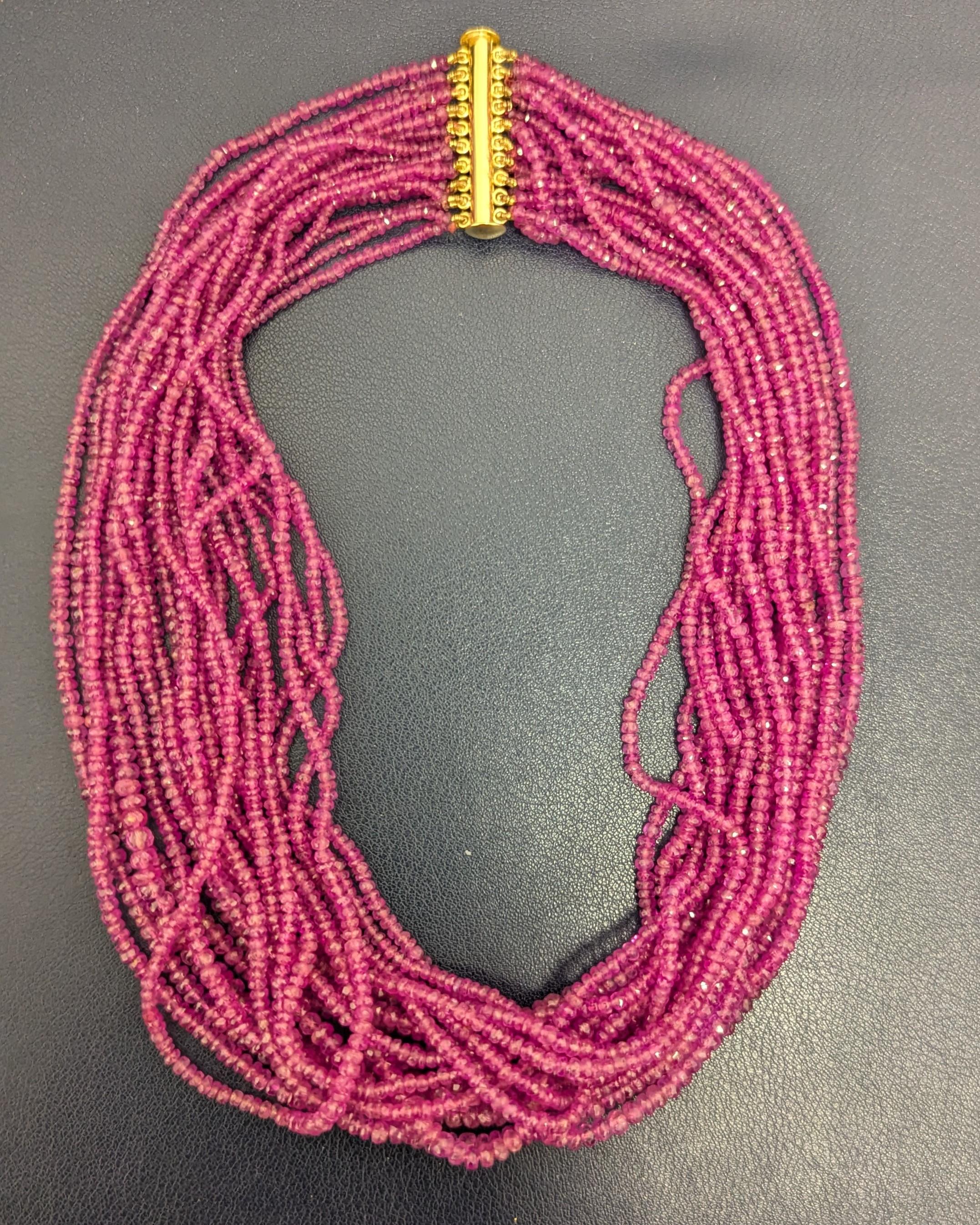 Questa collana mescola intricatamente 22 fili di perline di rubino sfaccettate, di dimensioni comprese tra 4,0 e 2,5 mm, per elevare qualsiasi look.