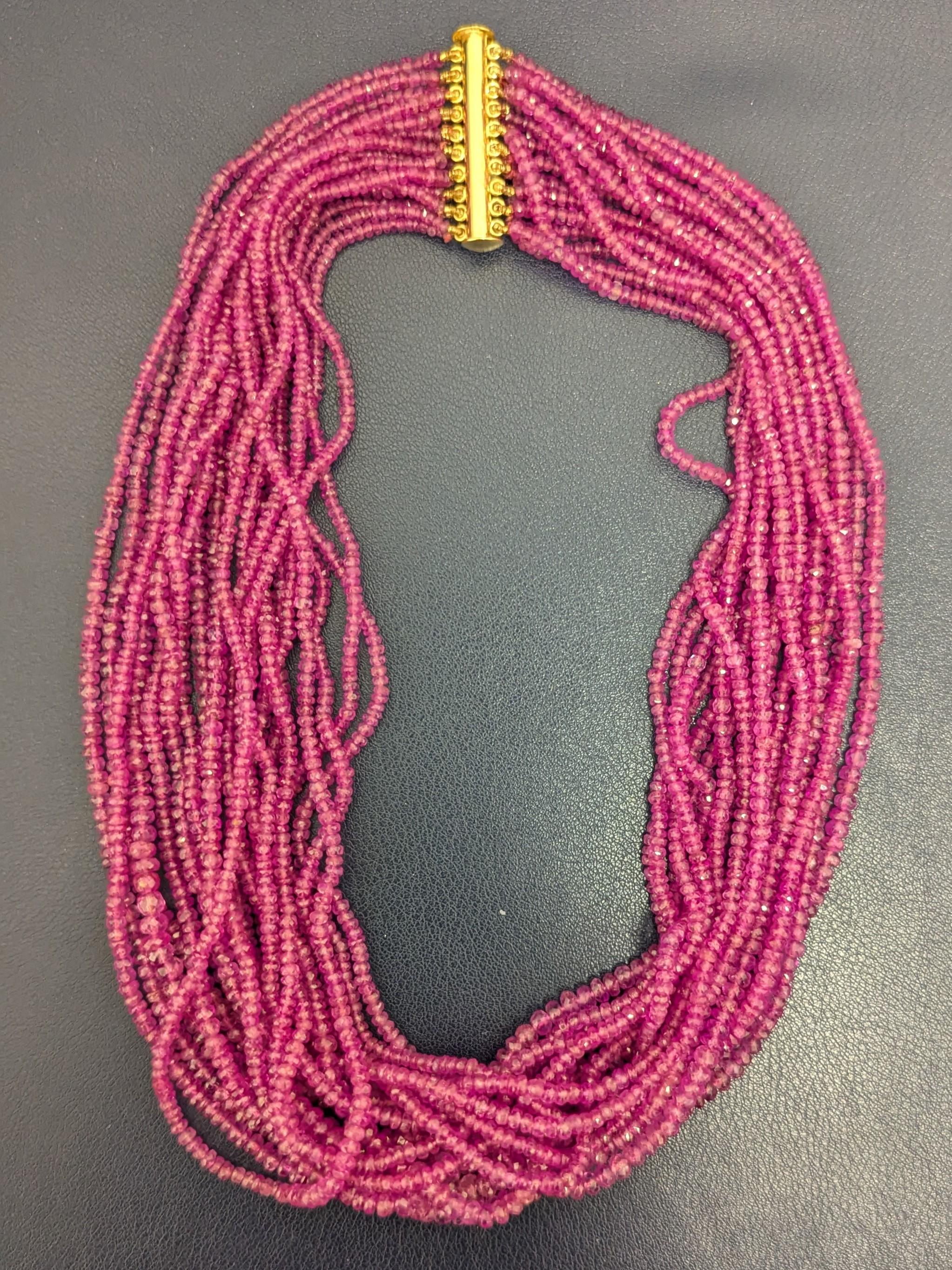 Collana multifilare a 22 fili con perline di rubino In condizioni ottime in vendita a New York, NY