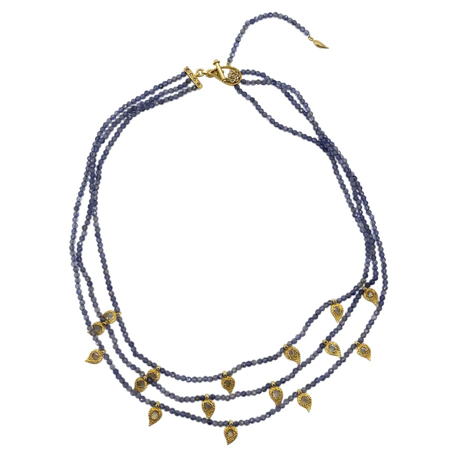 Mehrreihige 43,65 Karat Iolith-Perlenkette mit Gelbgold-Paisley-Anhängern im Angebot