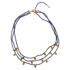 Collana di perle di iolite a più fili da 43,65 carati con charms Paisley in oro giallo
