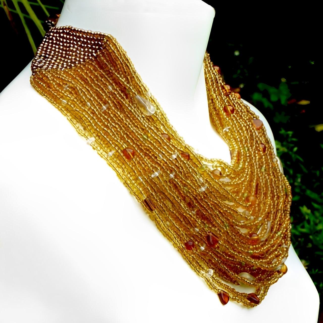 Collier de perles en verre ambré à plusieurs rangs avec décoration en perles Bon état - En vente à London, GB
