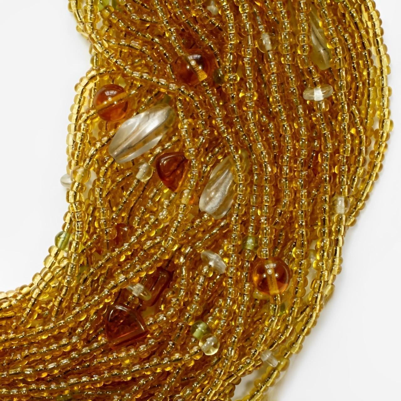 Collier de perles en verre ambré à plusieurs rangs avec décoration en perles en vente 1
