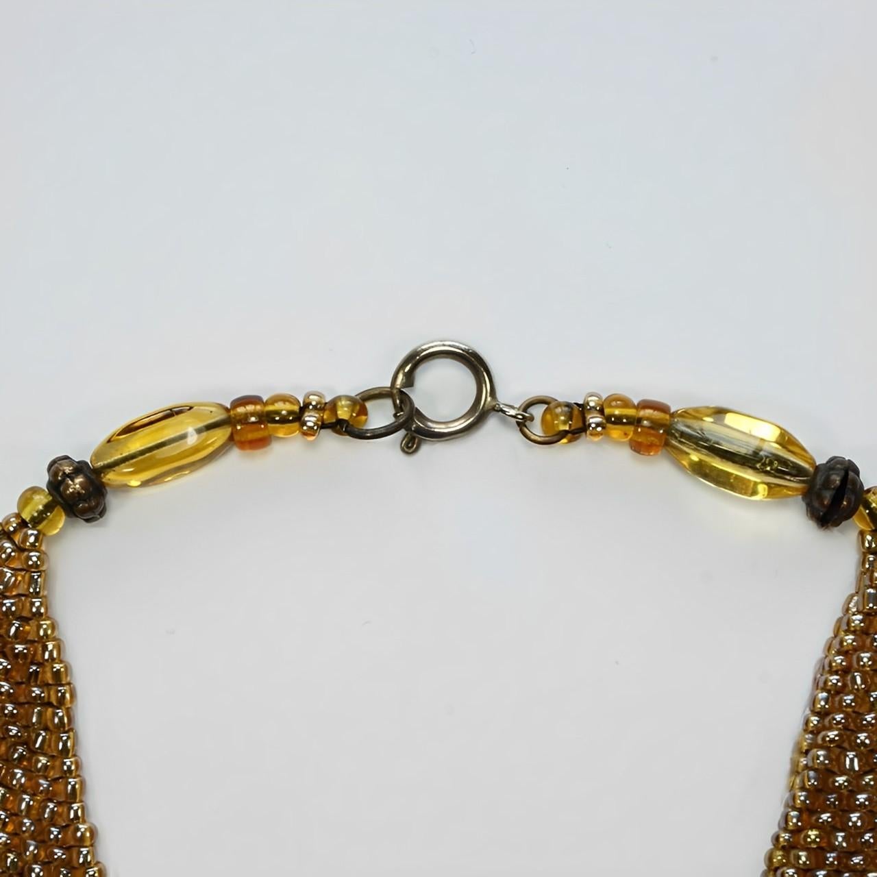 Collier de perles en verre ambré à plusieurs rangs avec décoration en perles en vente 3