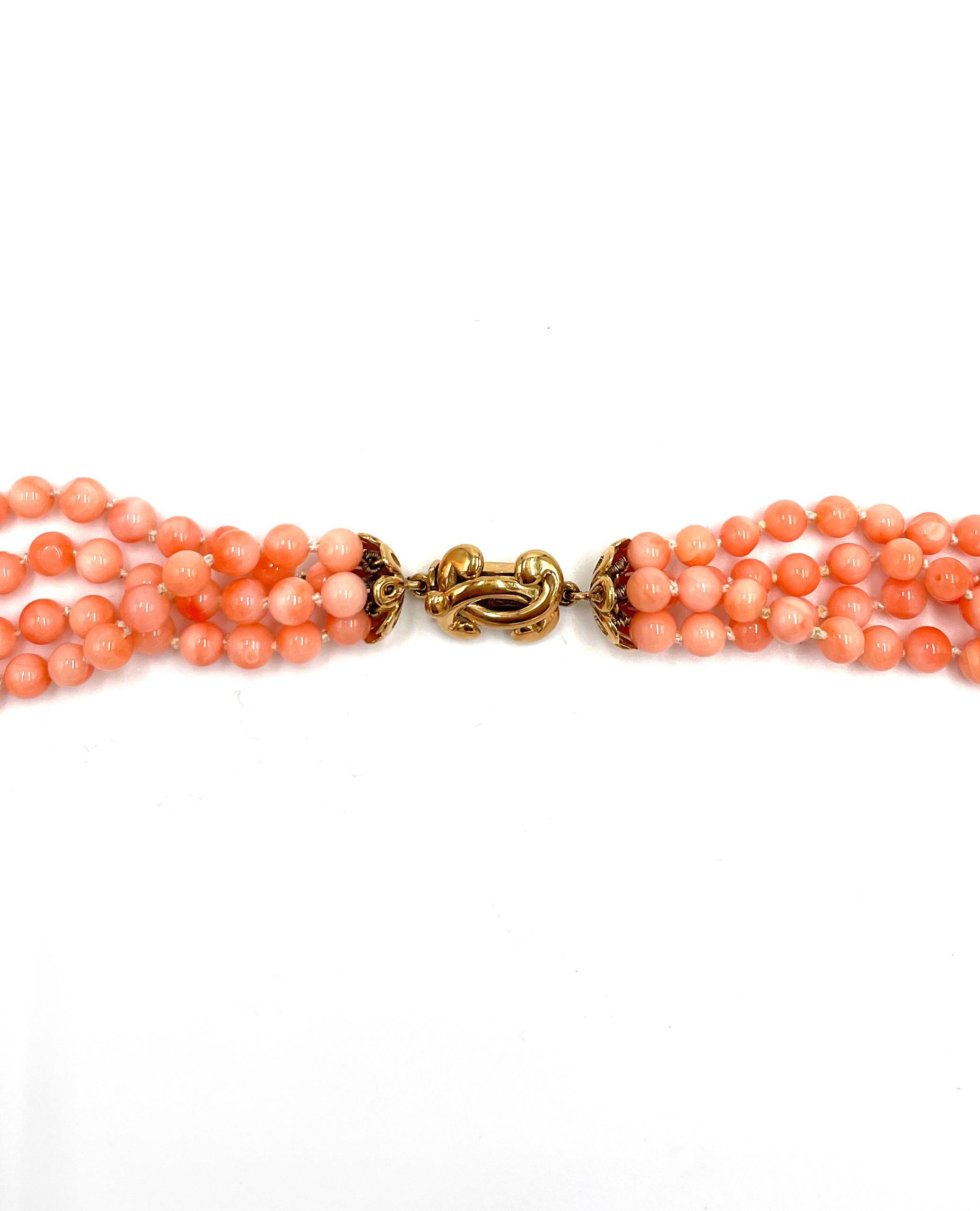 Collier de perles corail ange à plusieurs rangs avec pampille en forme de cygne Bon état - En vente à Old Tappan, NJ