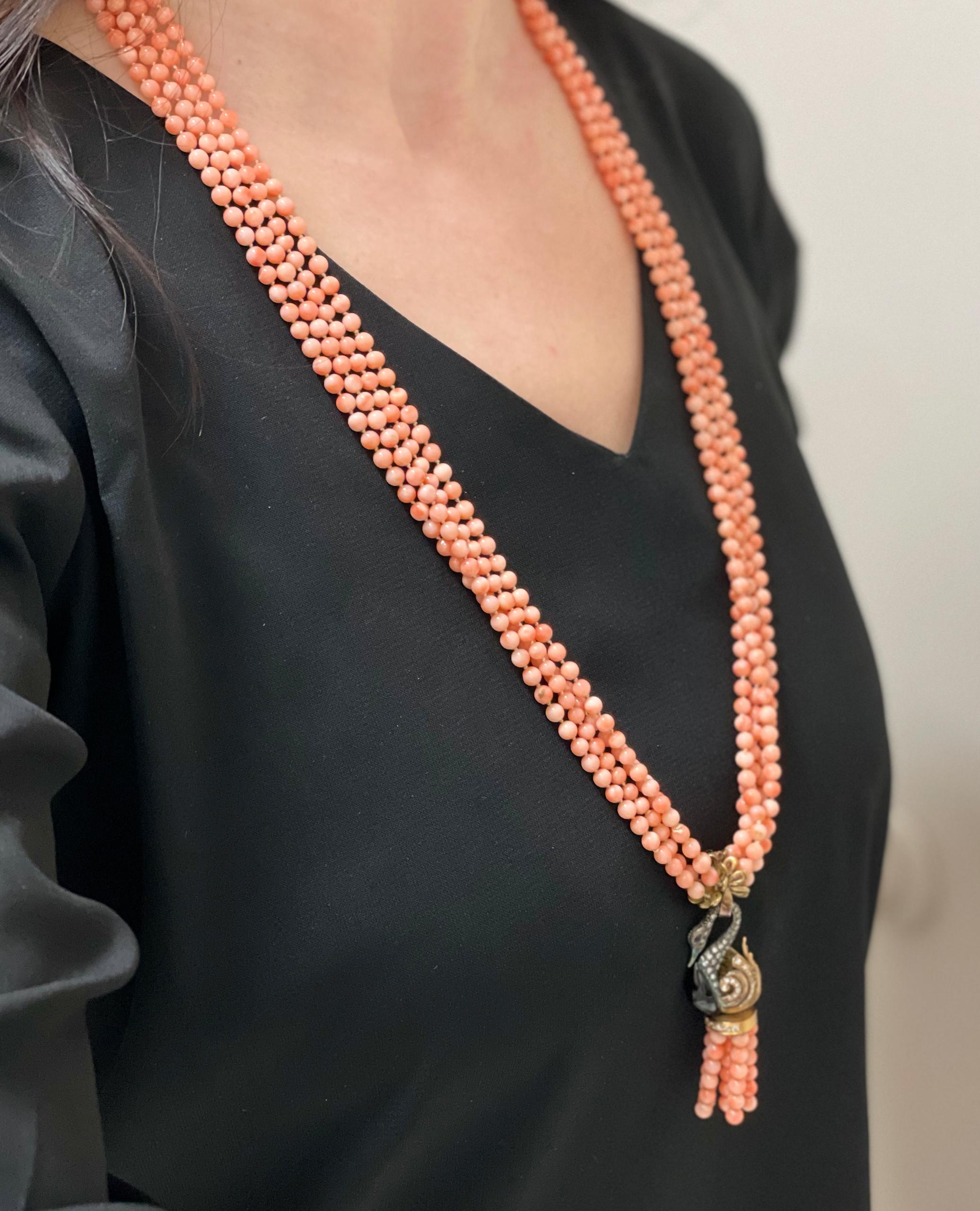 Collier de perles corail ange à plusieurs rangs avec pampille en forme de cygne en vente 2