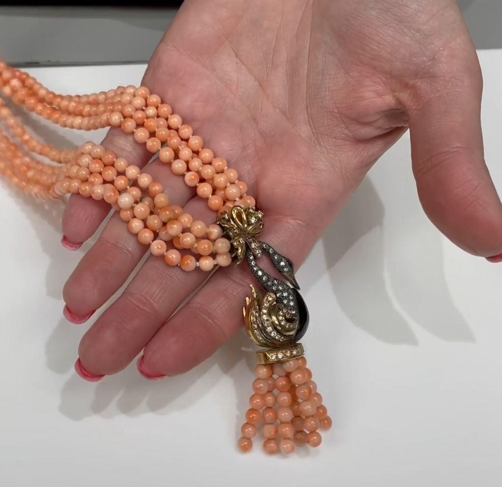Collana di perle di corallo angelo a più fili con nappina di cigno in vendita 3
