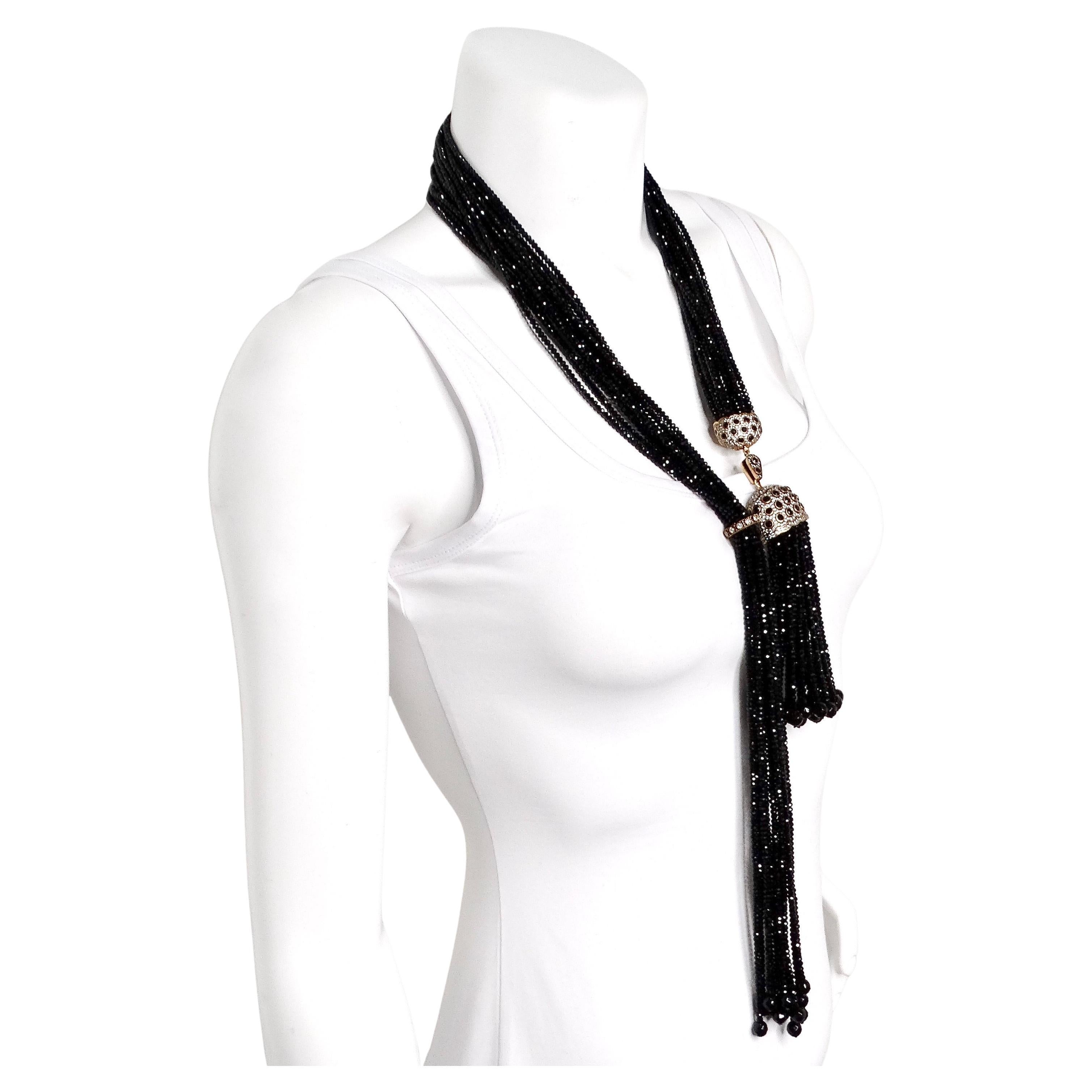 Ce remarquable collier à pampilles multibrins en cristal noir, datant des années 1980, illustre les tendances glamour de l'époque en matière de joaillerie. Confectionné avec de nombreuses perles de verre en cristal scintillant, il est doté d'une