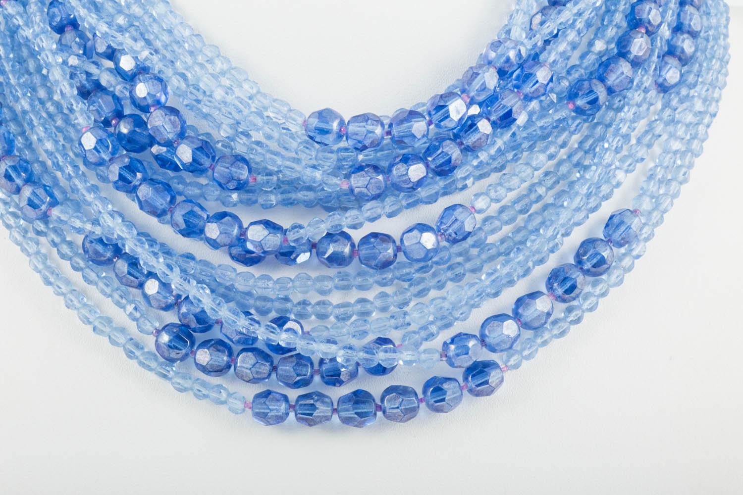 Mehrstrangige blaue facettierte Perlenkette und Ohrringe, Ornella, Italien, 1960er Jahre Damen im Angebot