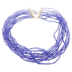Mehrreihige Halskette aus 18 Karat Weißgold mit blauenen Tansanitperlen und Diamanten im Rundschliff