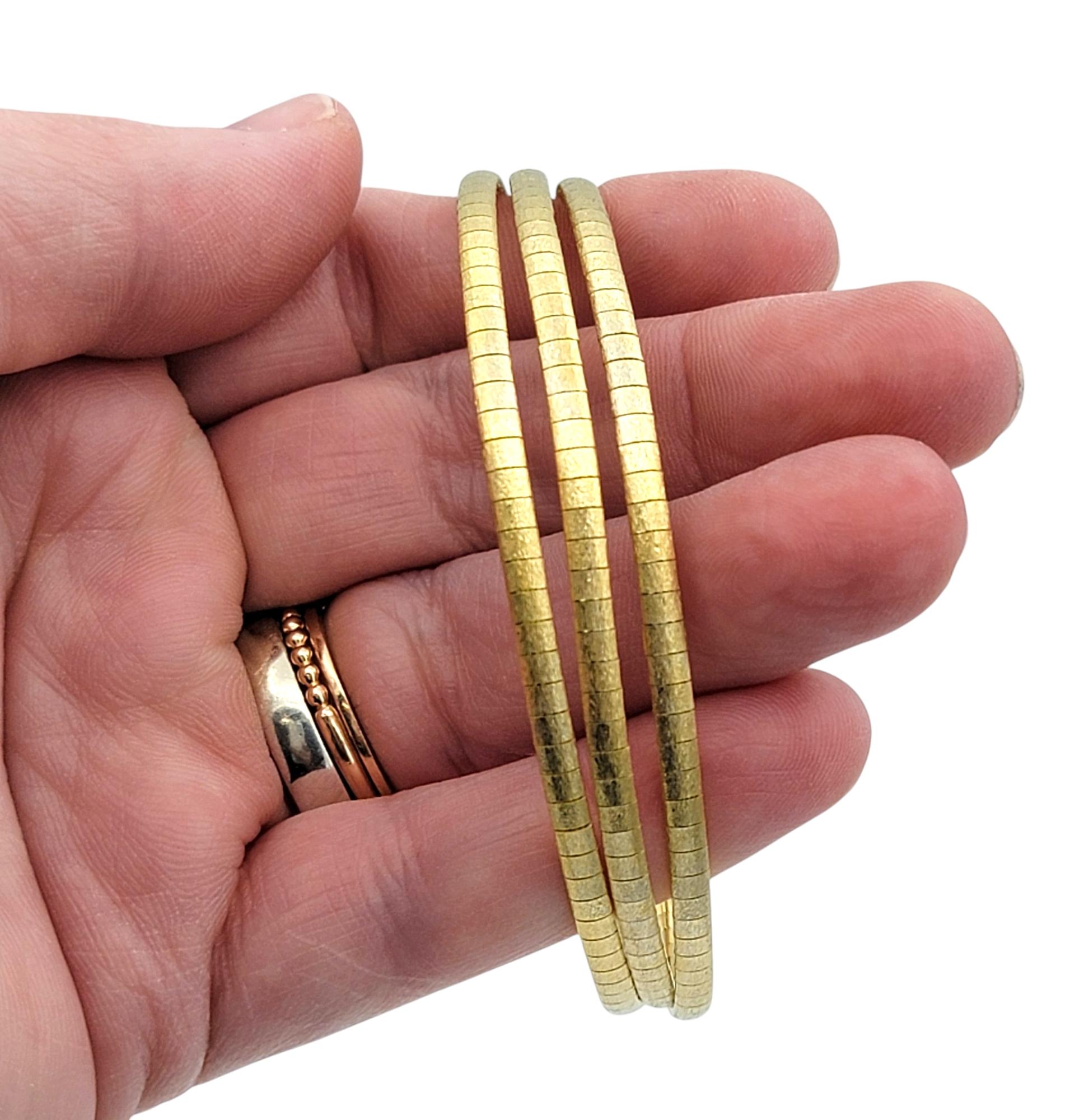Bracelet à maillons carrés Omega brossé en or jaune 18 carats à plusieurs rangs en vente 8
