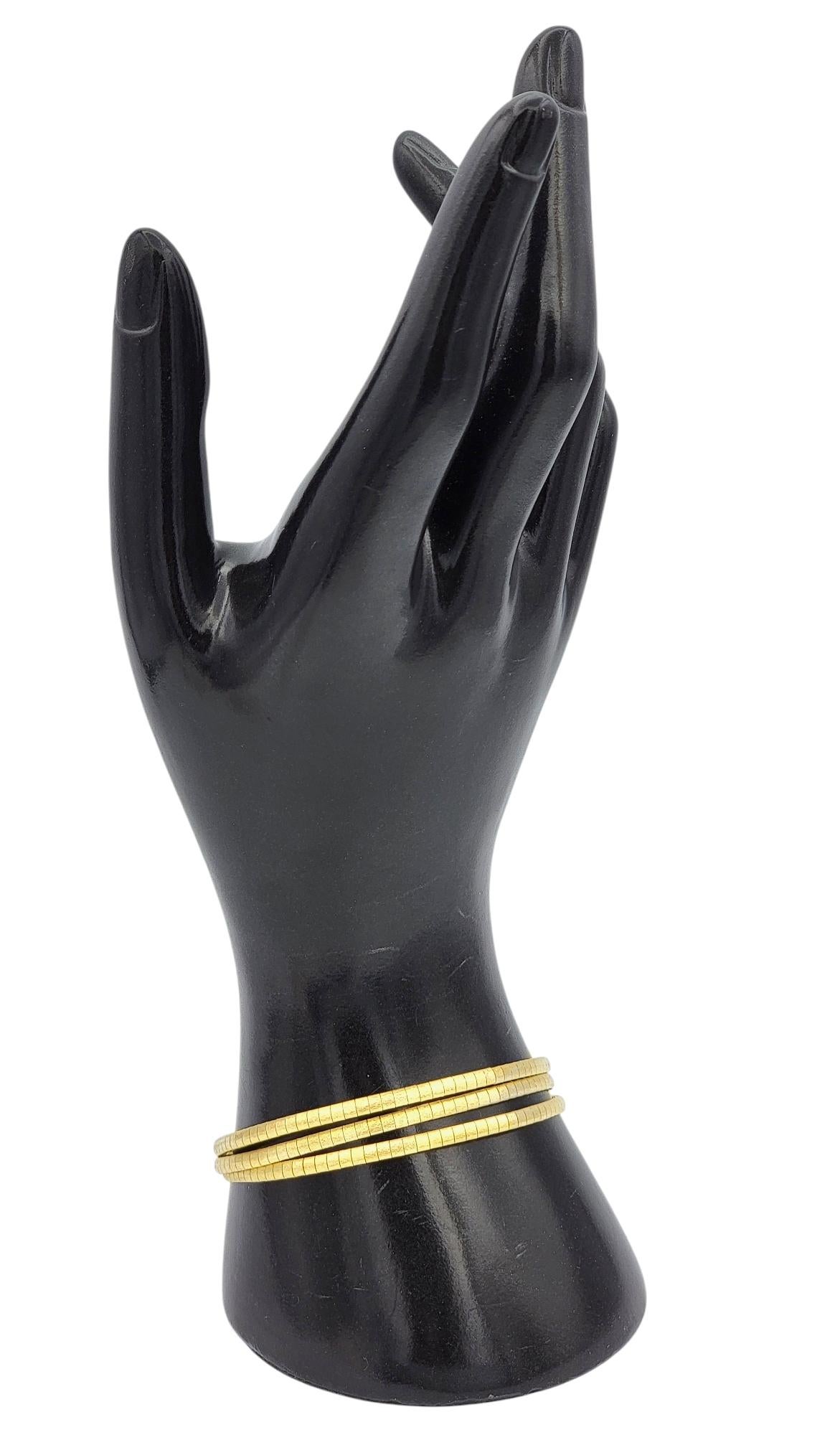Bracelet à maillons carrés Omega brossé en or jaune 18 carats à plusieurs rangs en vente 9