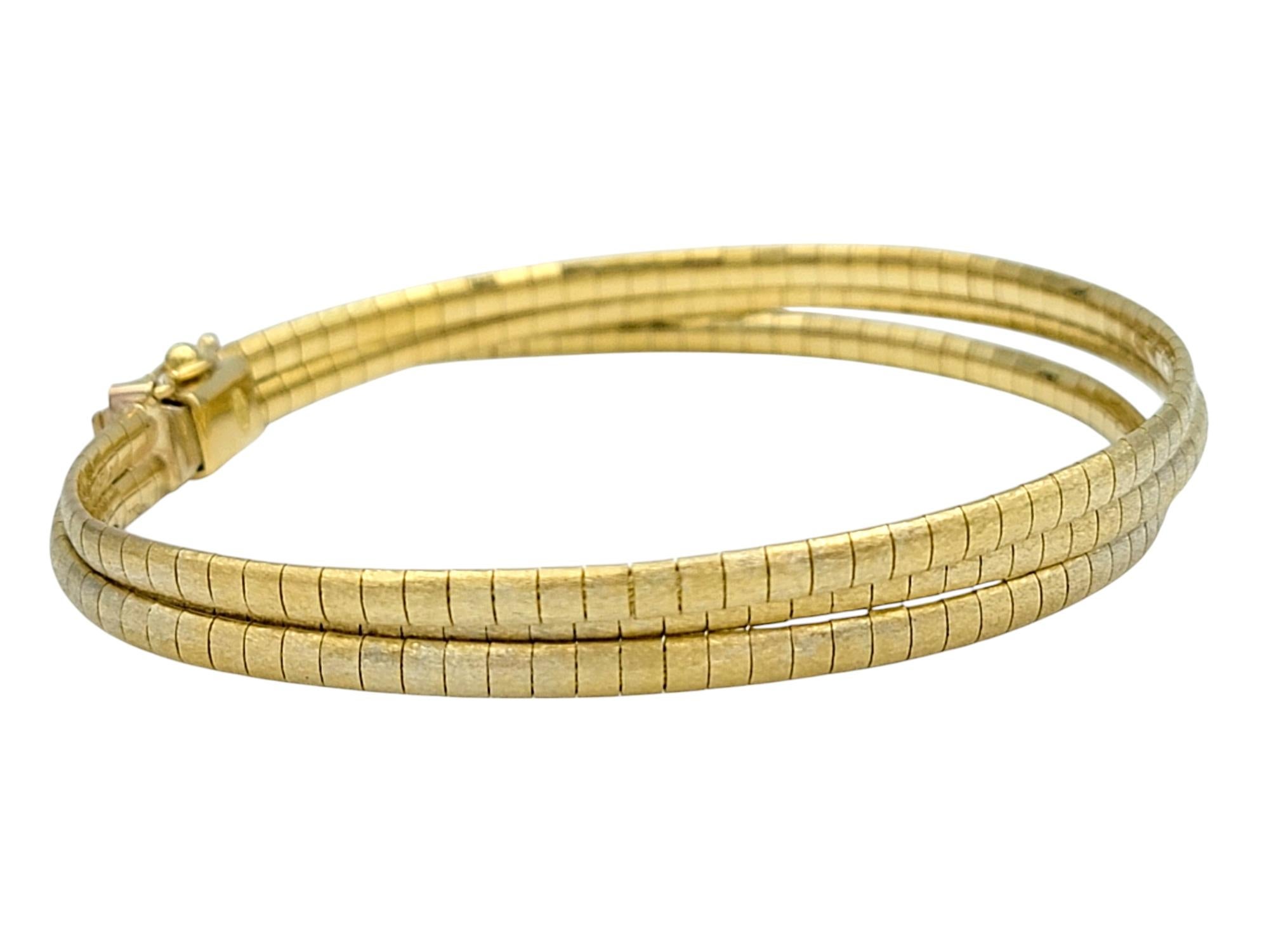 Contemporain Bracelet à maillons carrés Omega brossé en or jaune 18 carats à plusieurs rangs en vente