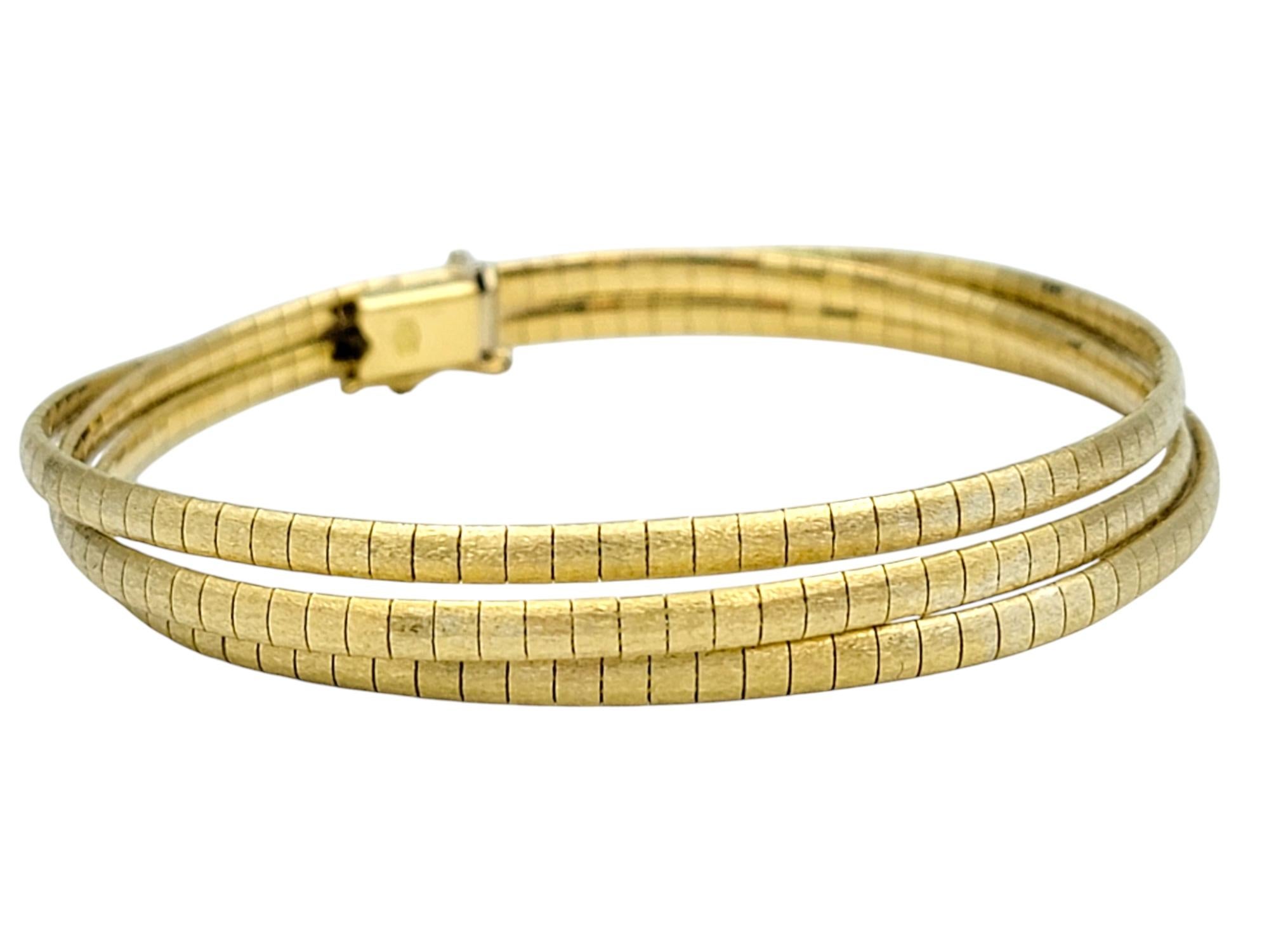Bracelet à maillons carrés Omega brossé en or jaune 18 carats à plusieurs rangs Bon état - En vente à Scottsdale, AZ