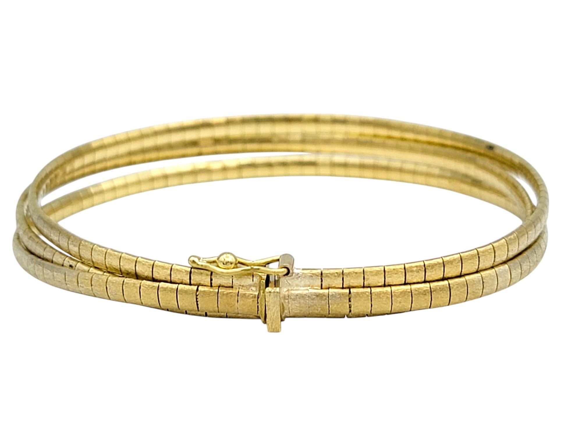 Bracelet à maillons carrés Omega brossé en or jaune 18 carats à plusieurs rangs en vente 1