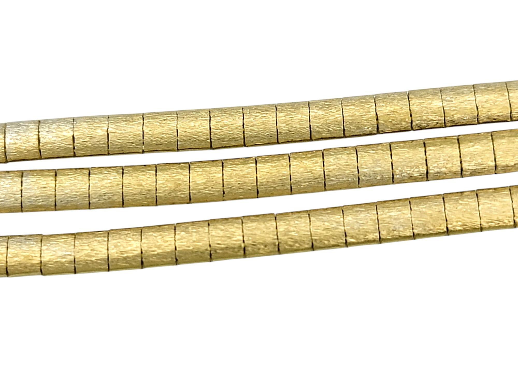 Bracelet à maillons carrés Omega brossé en or jaune 18 carats à plusieurs rangs en vente 3