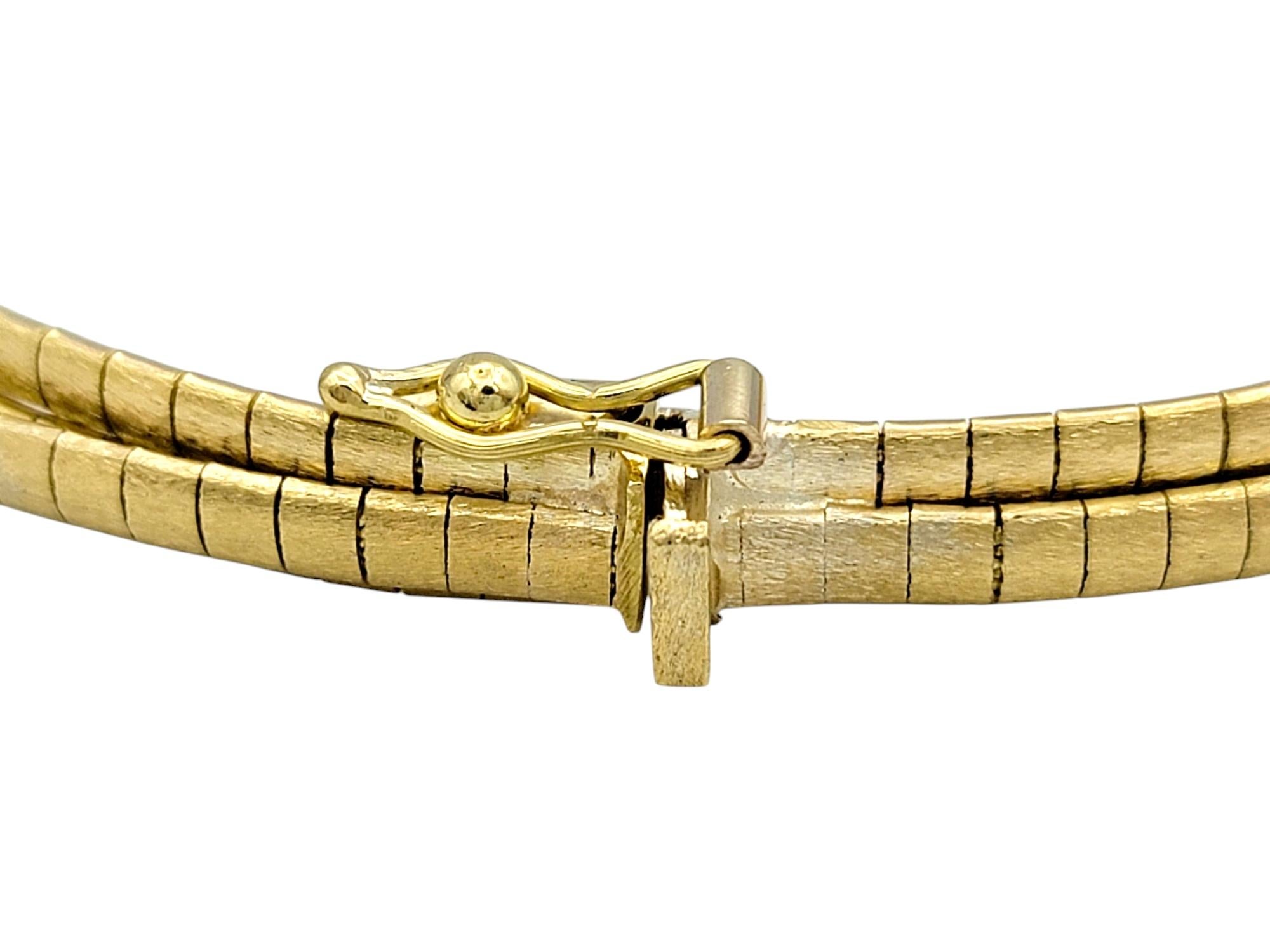 Bracelet à maillons carrés Omega brossé en or jaune 18 carats à plusieurs rangs en vente 4