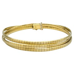 Mehrreihiges, quadratisches Omega-Gliederarmband aus gebürstetem 18 Karat Gelbgold