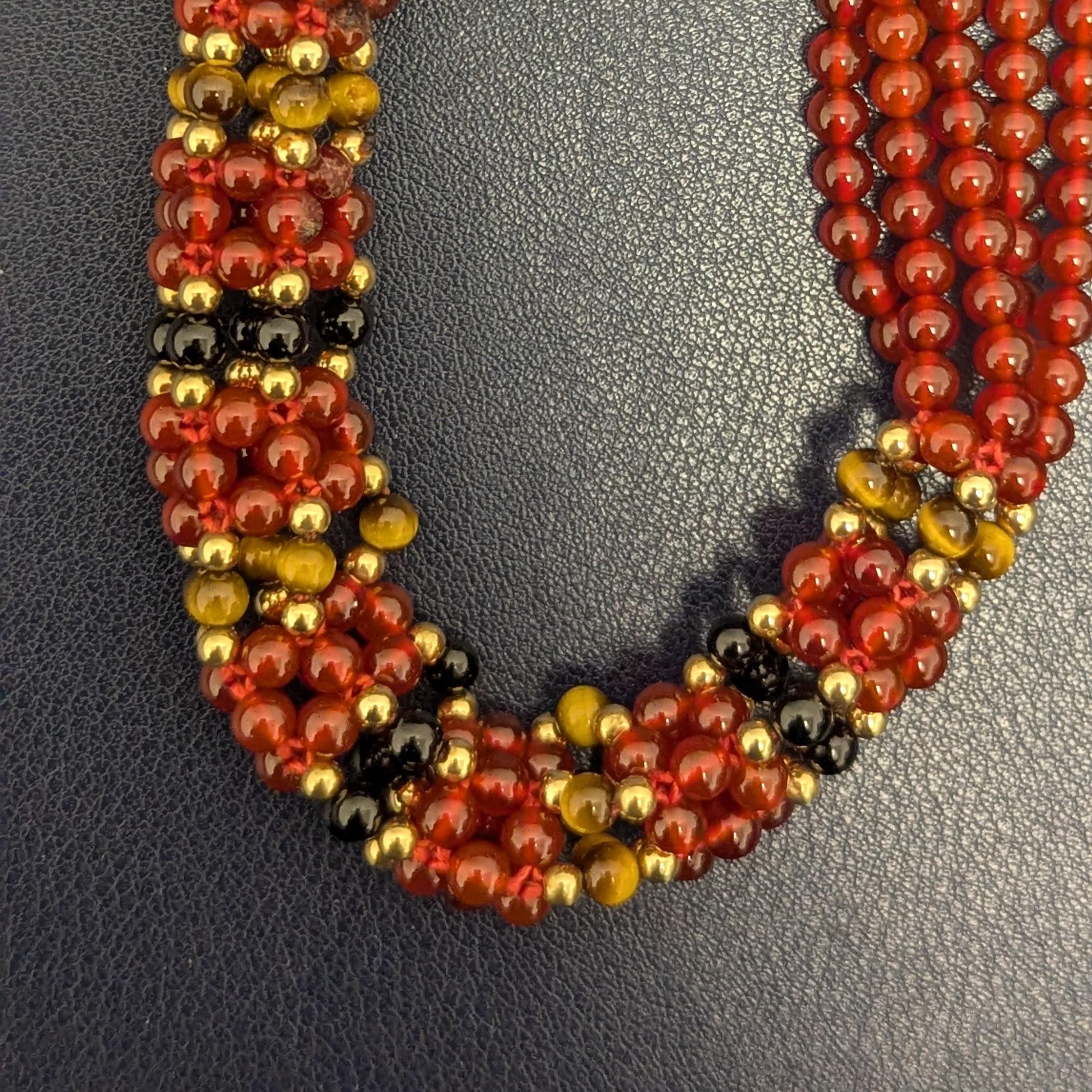 Collana a più fili con corniola, onice nera, occhio di tigre e perline d'oro 18 carati In condizioni buone in vendita a New York, NY