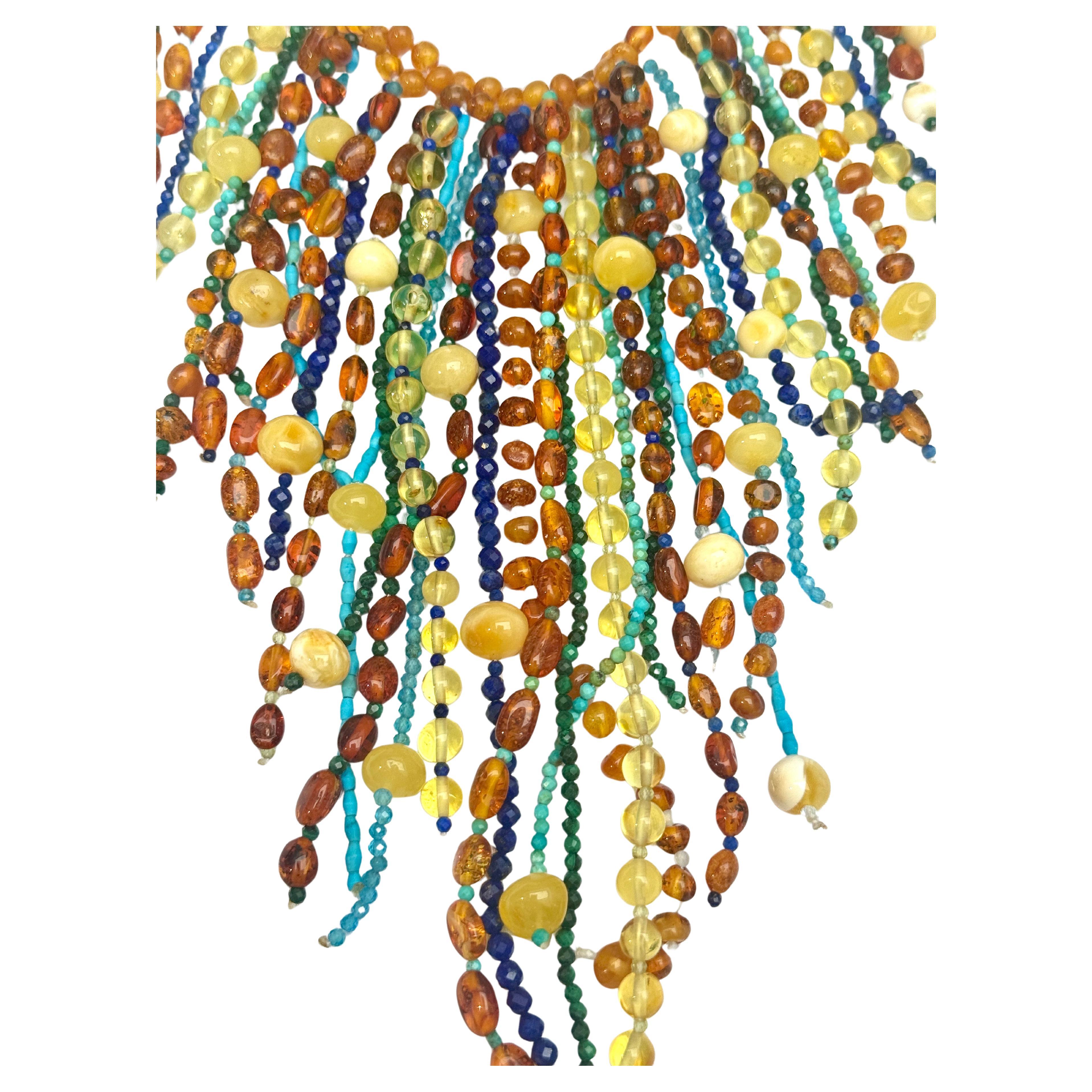 Collana a più fili in stile Cleopatra con turchese ambrato, lapislazzuli, apatite e malachite
Collana fatta a mano in ambra baltica multicolore naturale, con perle semipreziose di turchese, lapislazzuli e apatite. Lunga circa 21,5 pollici quando è