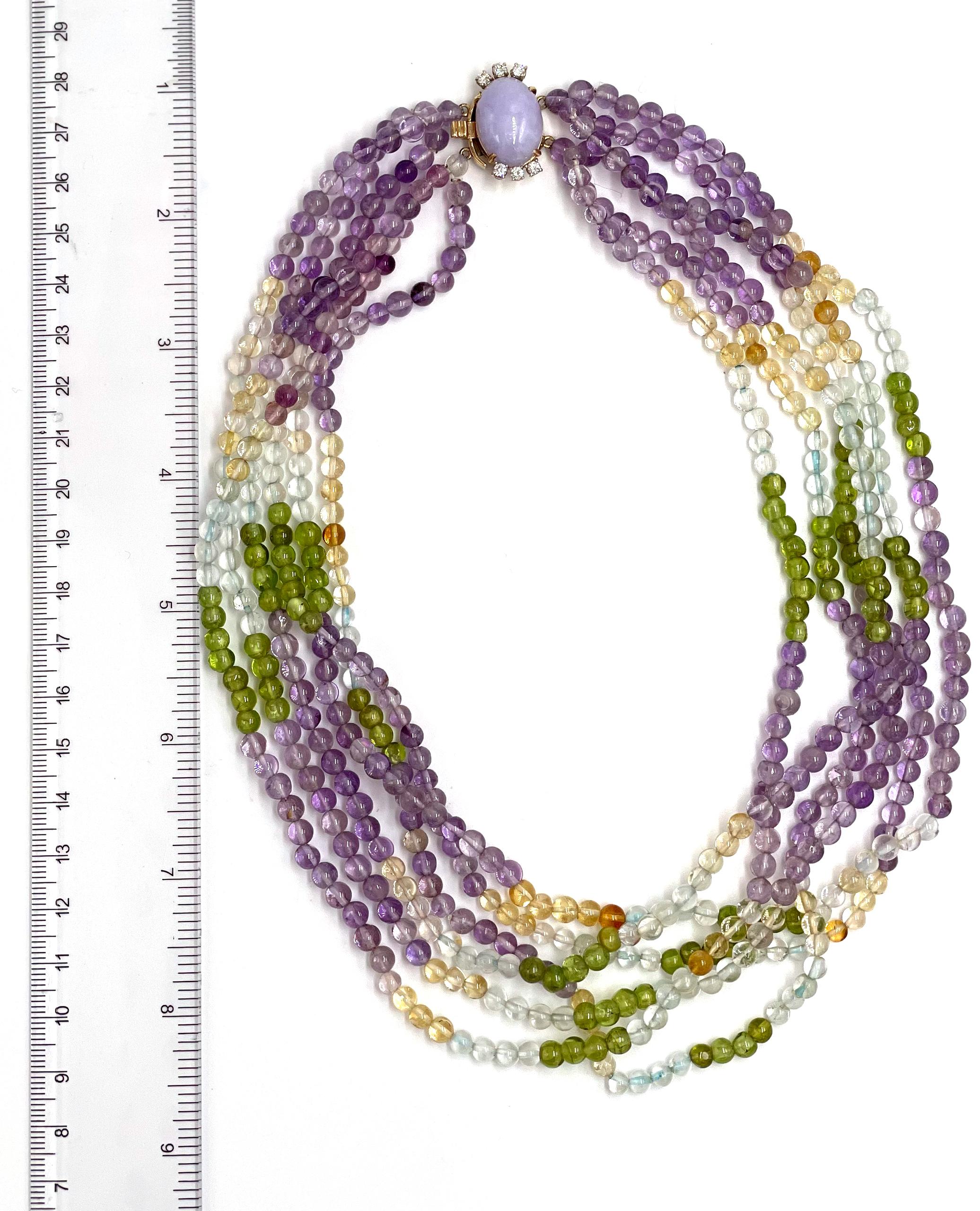 Collana a più fili vintage di proprietà, composta da perline di 4,5-5 mm di ametista, citrino, quarzo chiaro e peridoto.  La chiusura è in oro bianco e giallo 14 carati con una giada lavanda di 17,5X13,0X7,8 mm e sei diamanti rotondi a taglio