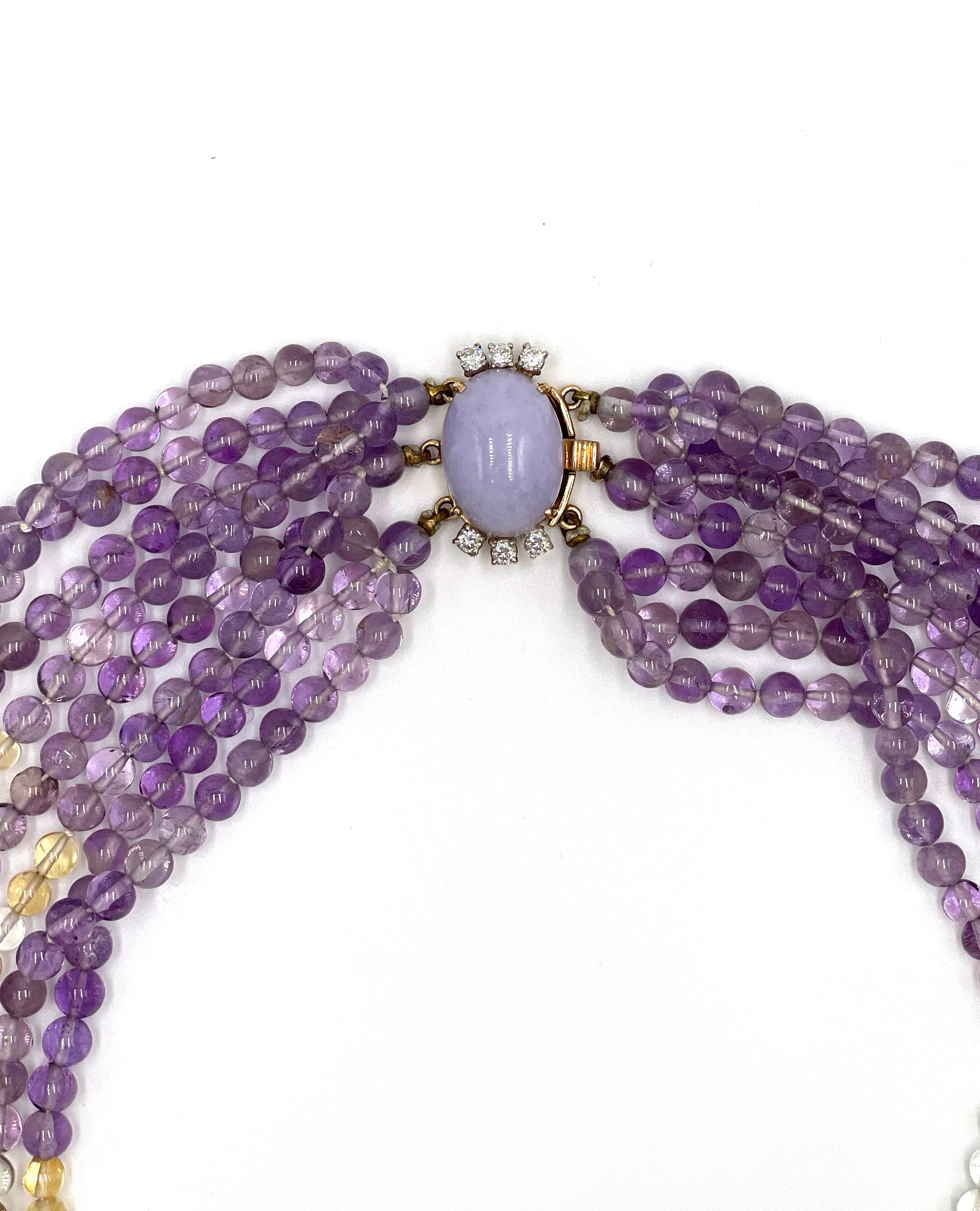 Mehrstrangige farbenfrohe Halskette mit Lavendel-Jade-Verschluss (Ovalschliff) im Angebot