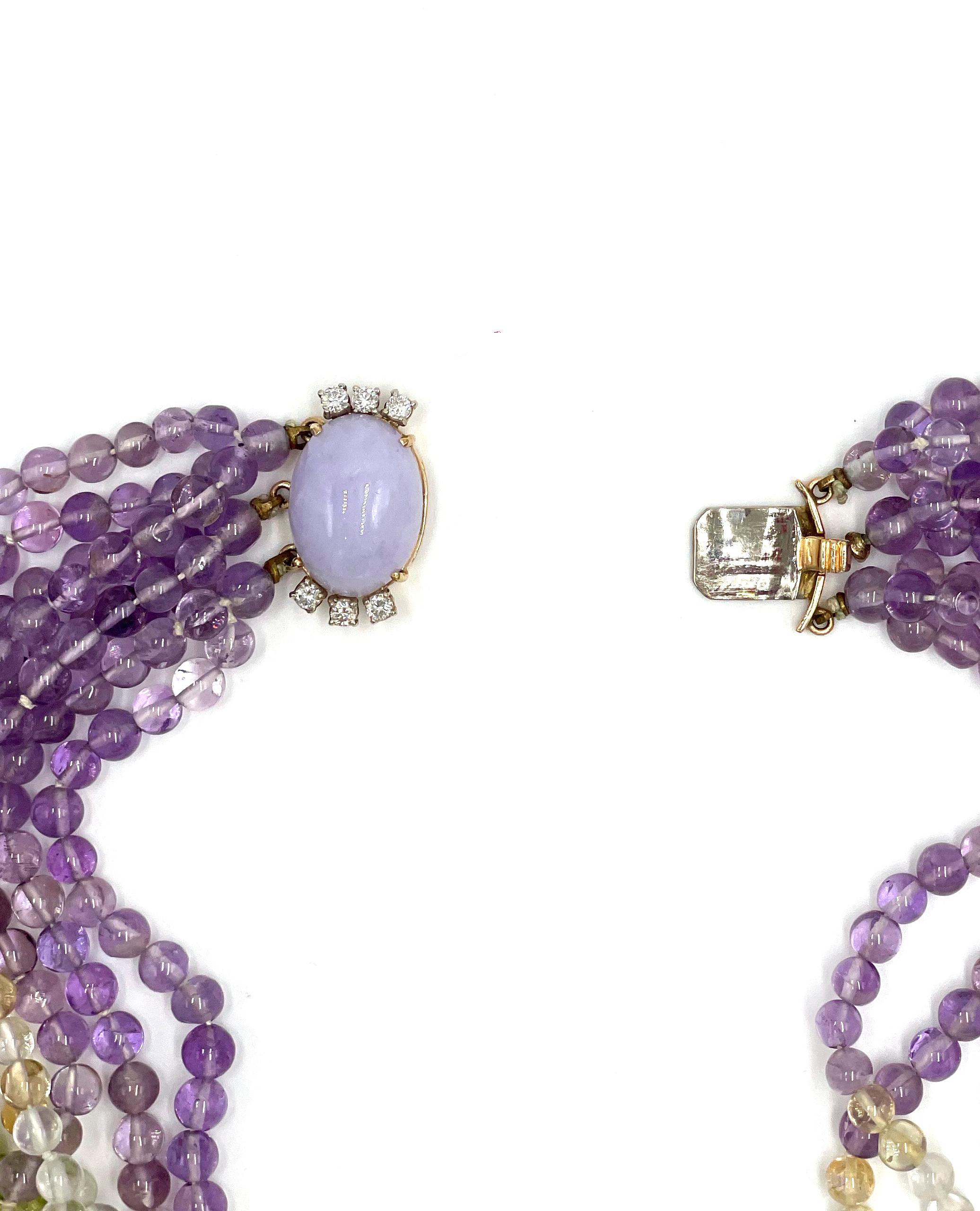 Mehrstrangige farbenfrohe Halskette mit Lavendel-Jade-Verschluss im Zustand „Gut“ im Angebot in Old Tappan, NJ